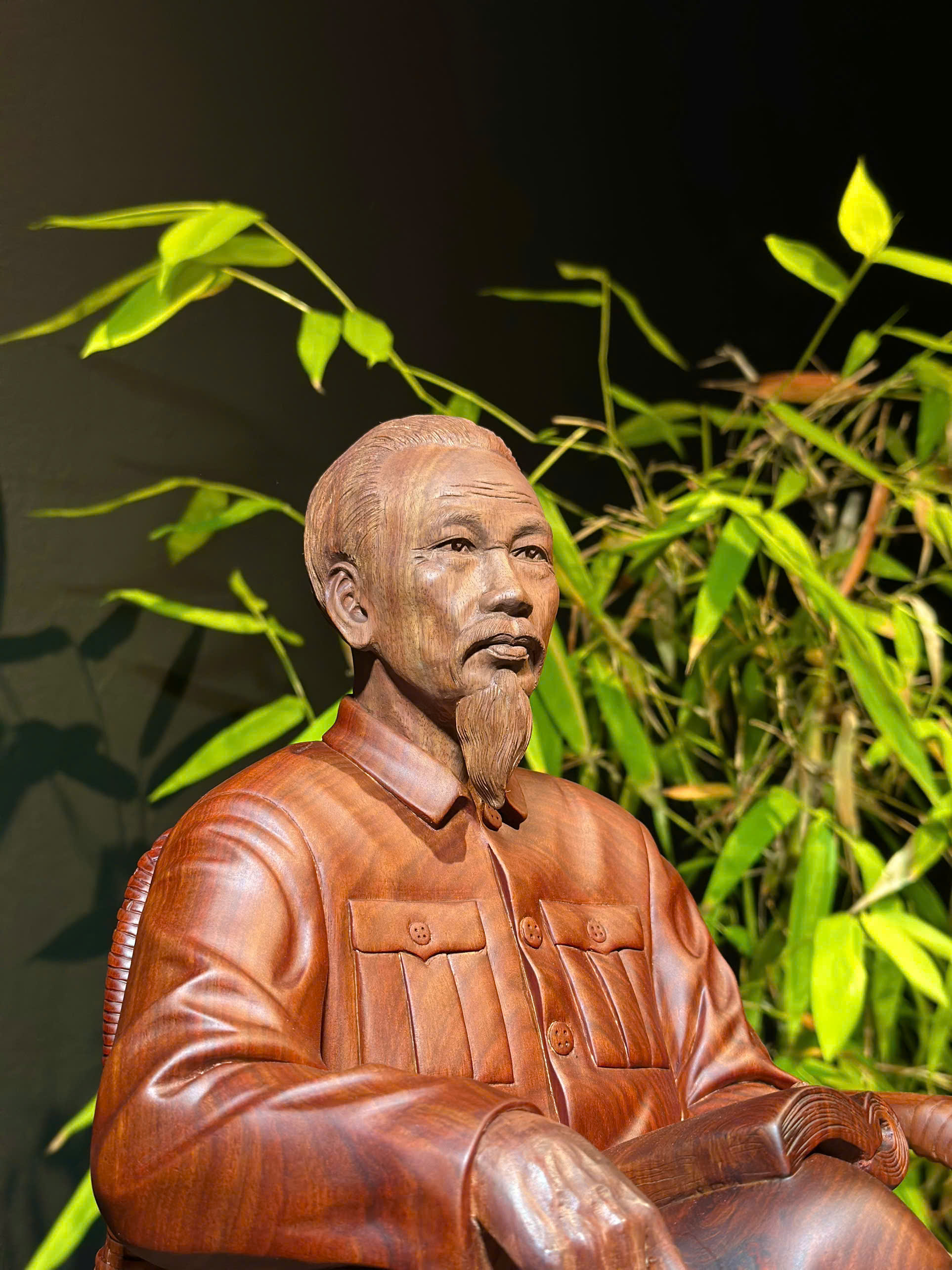 Đằng sau một tác phẩm tượng gỗ Bác Hồ là hàng trăm giờ làm việc trong thầm lặng