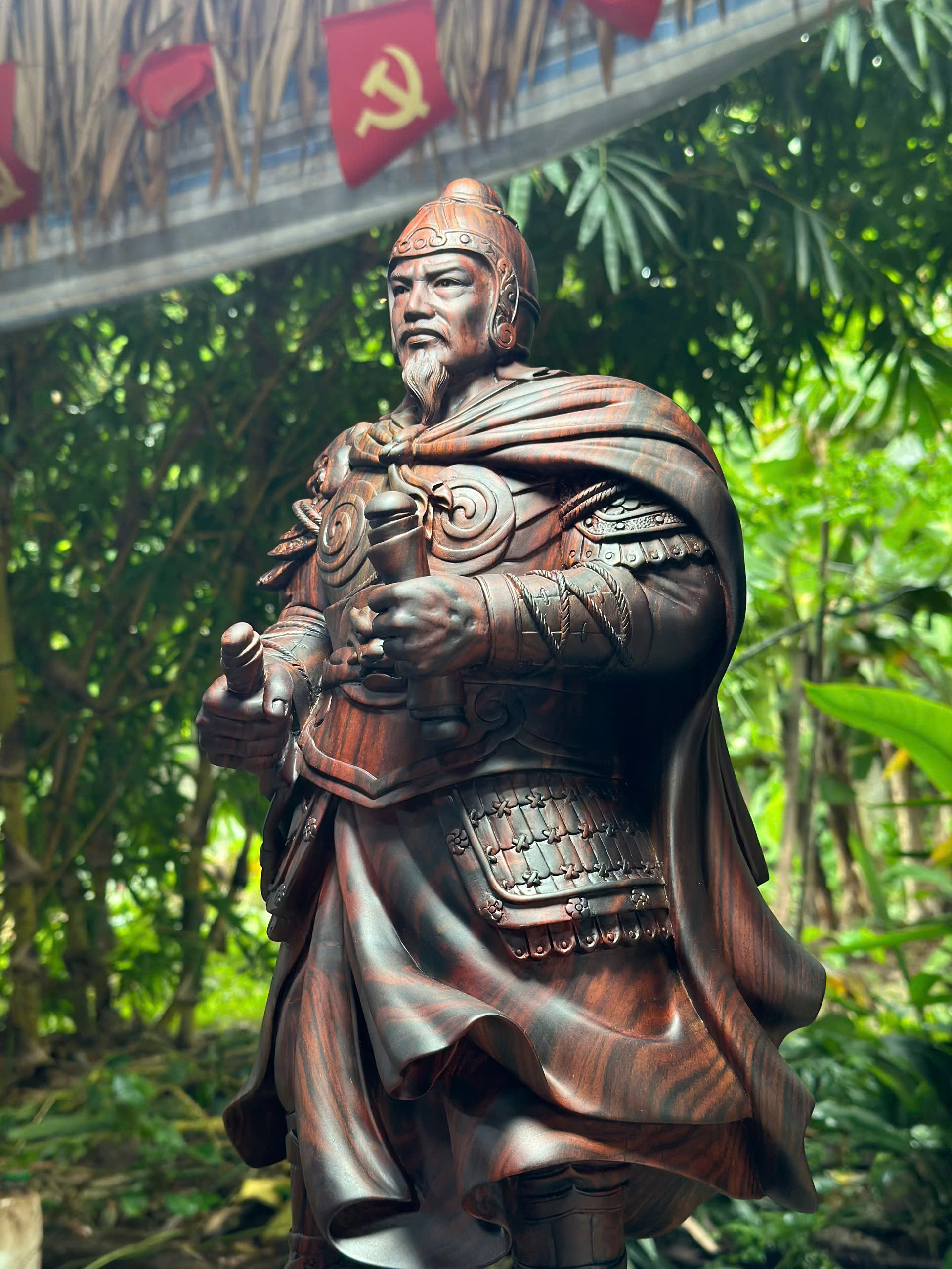 Tượng gỗ Hưng Đạo Vương Trần Quốc Tuấn