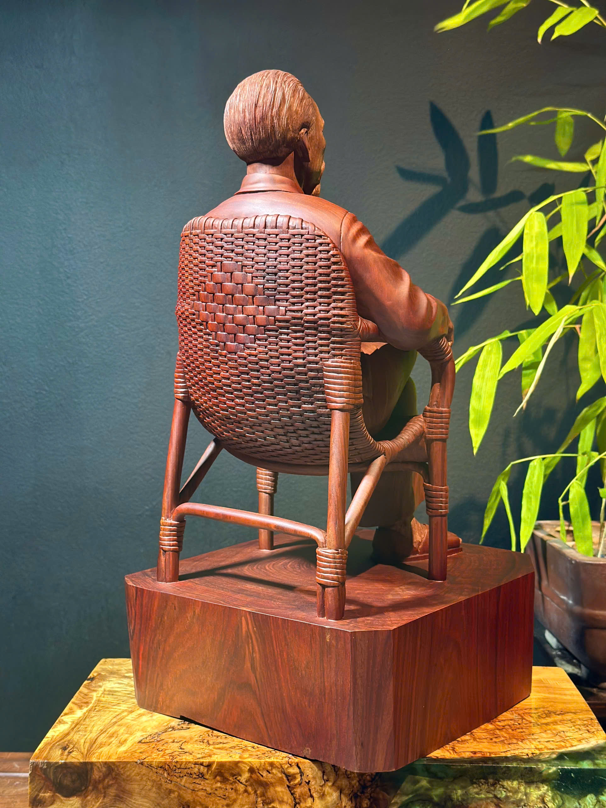 Tượng Bác Hồ ngồi ghế mây