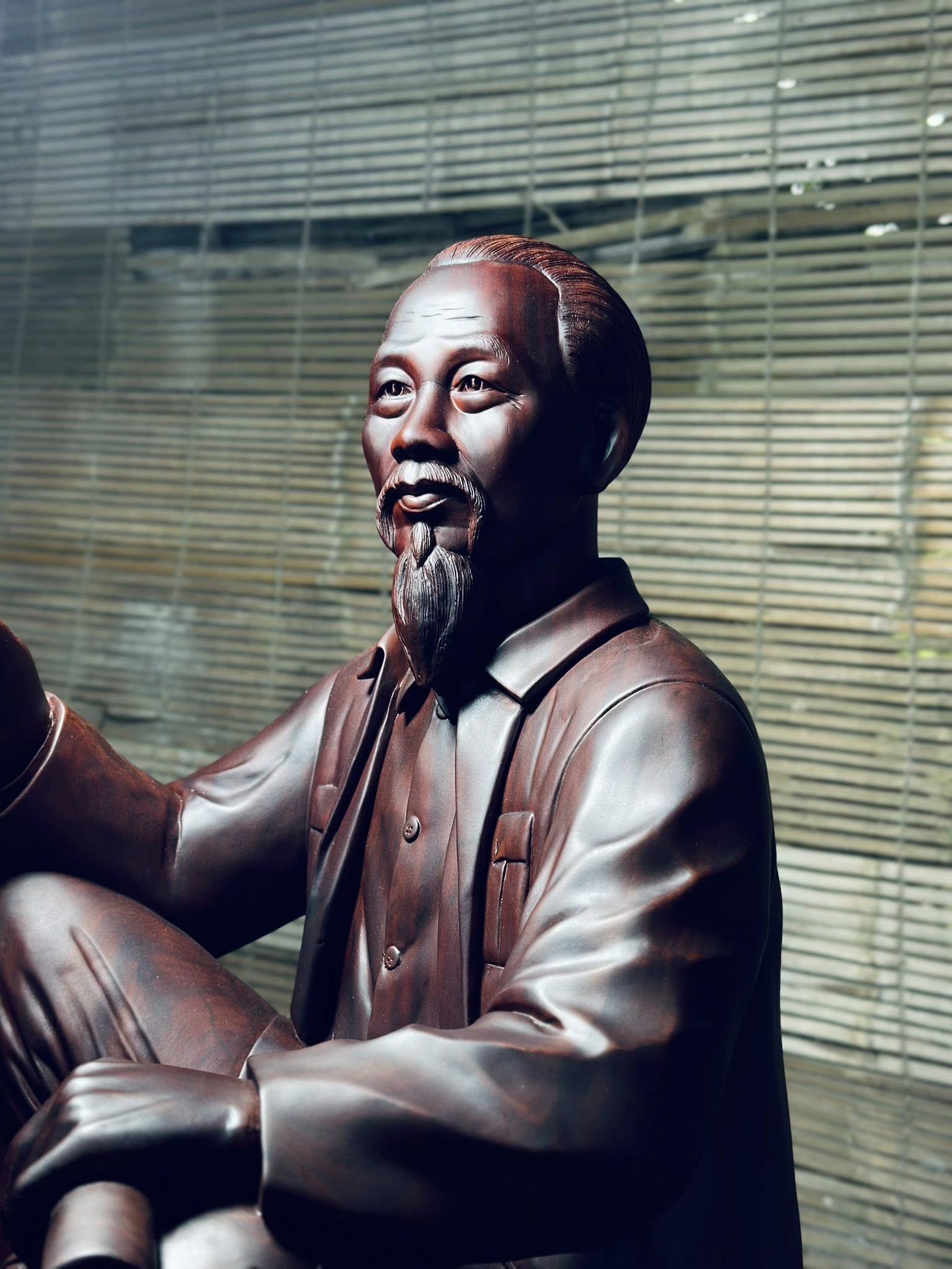 Tượng Bác ngồi phiến đá - Tử Đàn