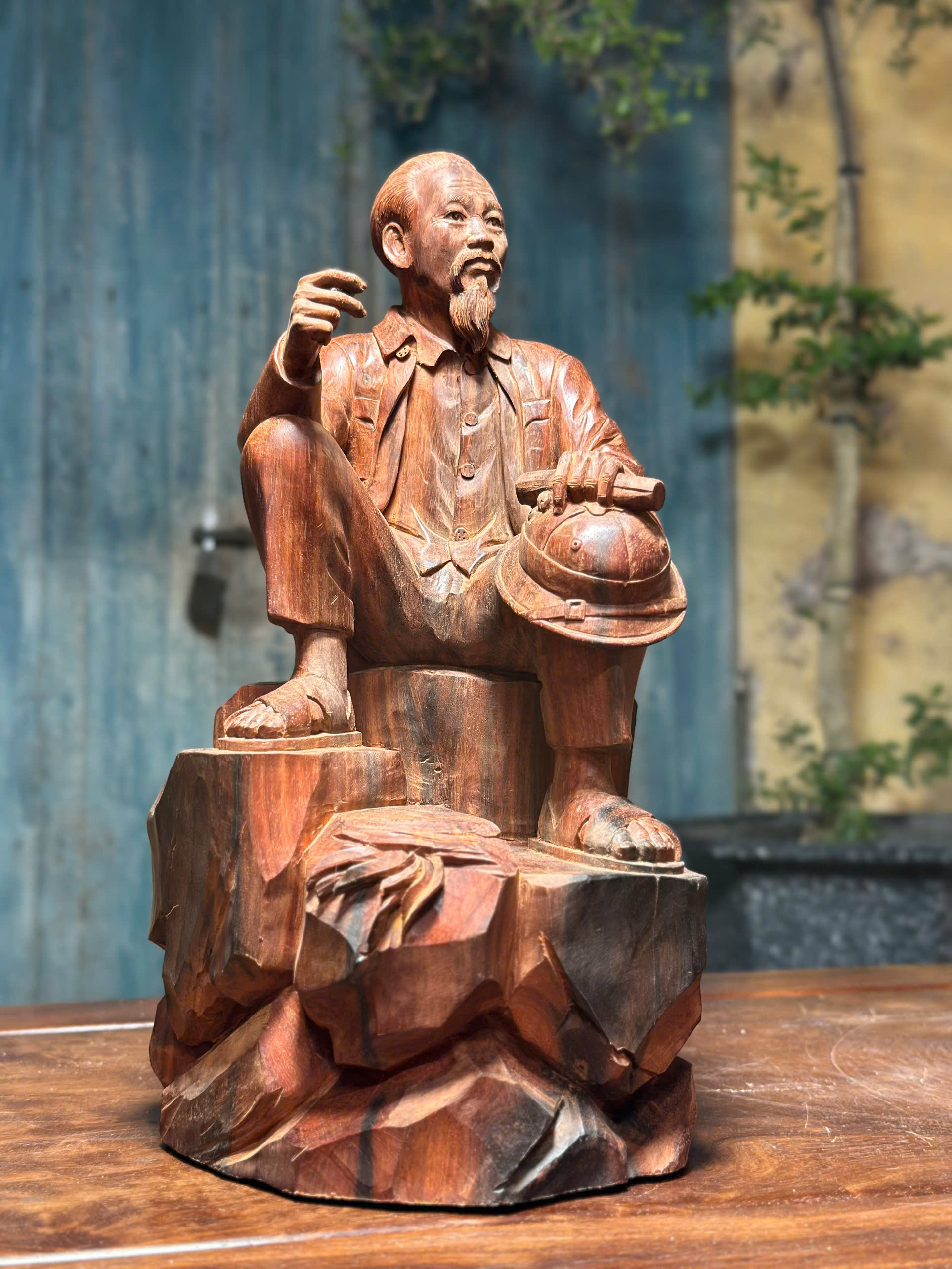 Tượng Bác Hồ ngồi phiến đá mini nhỏ phù hợp để bàn