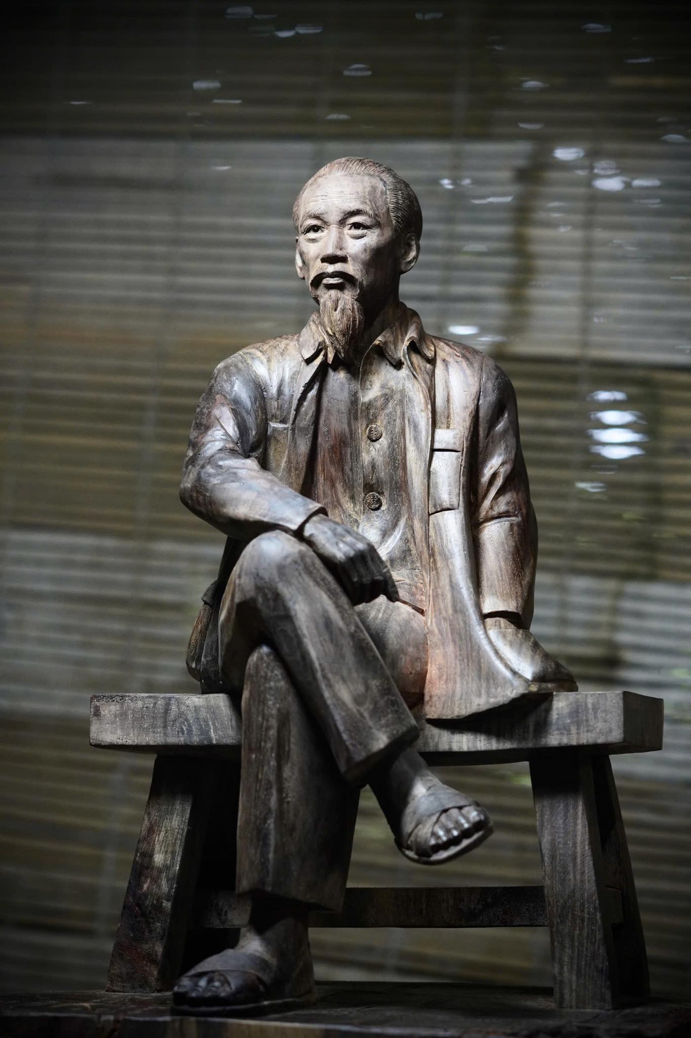 Tượng Bác ngồi ghế Băng