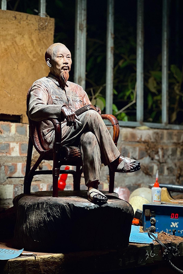 BÁC HỒ NGỒI GHẾ MÂY