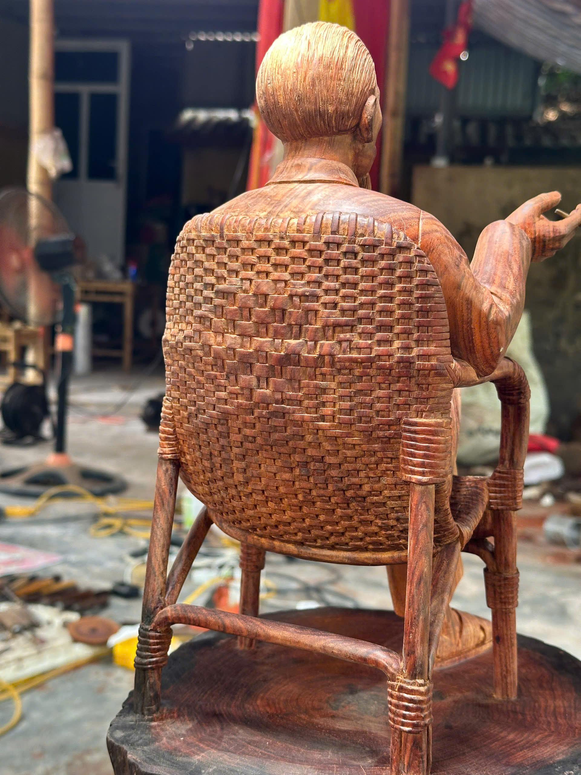 Tượng Bác Hồ ngồi ghế mây gỗ trắc