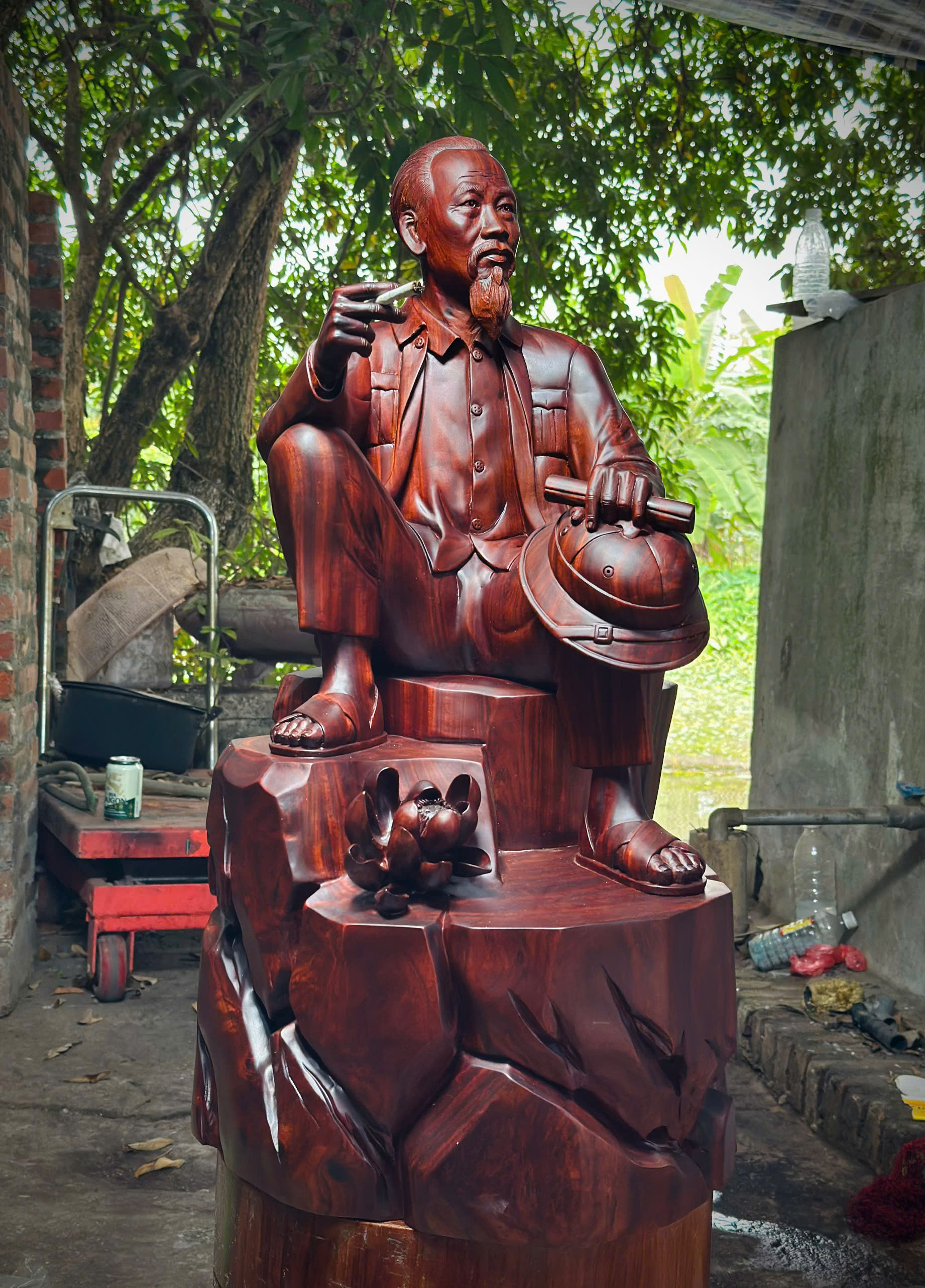 Tượng Bác Hồ ngồi Phiến Đá