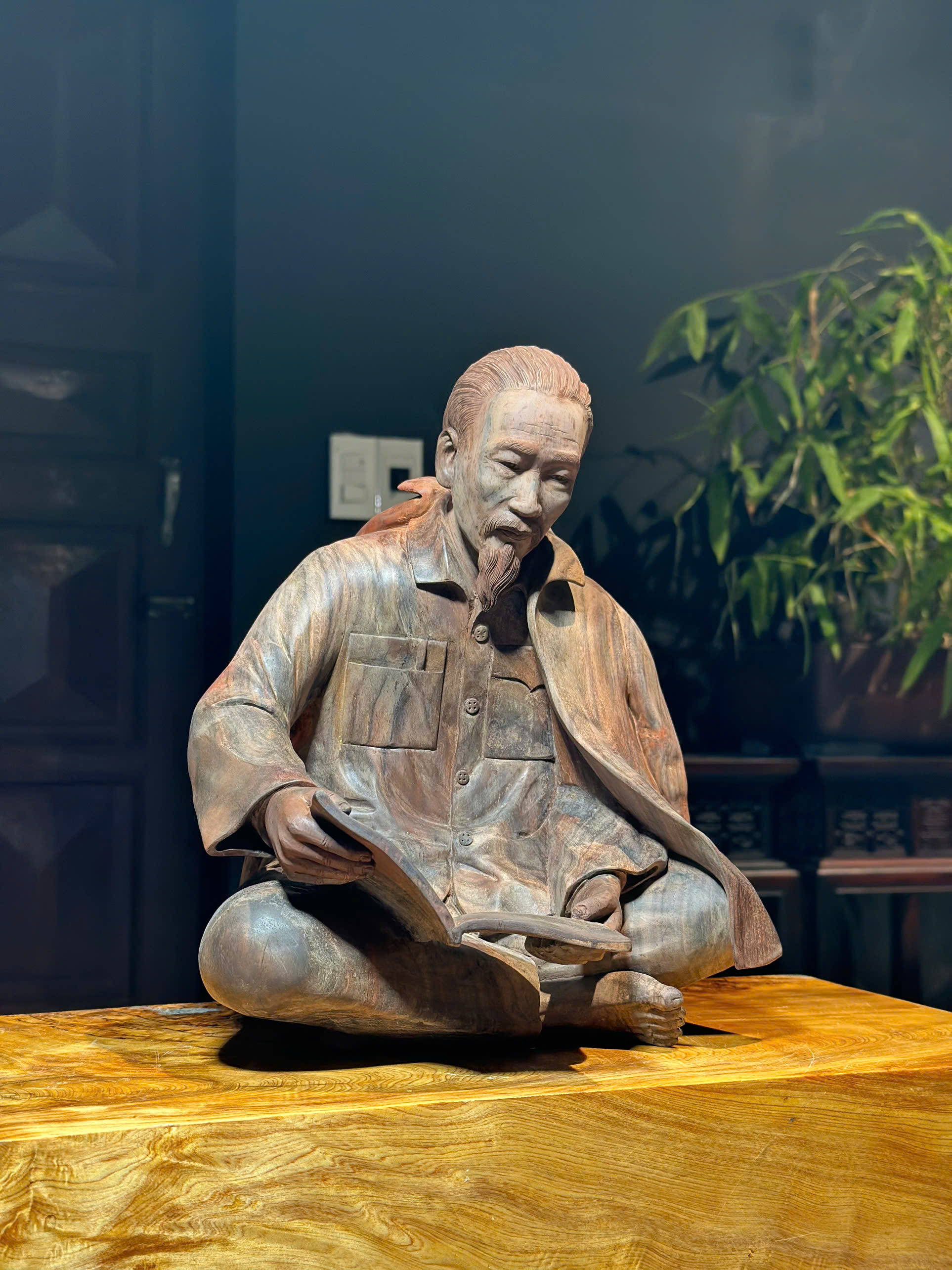 Tượng Bác Hồ Ngồi Đọc Sách - Không Đế