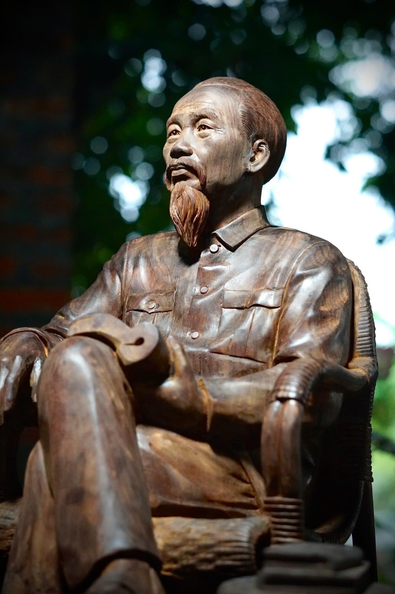 Tượng Bác Hồ ngồi ghế mây - Gỗ Trắc