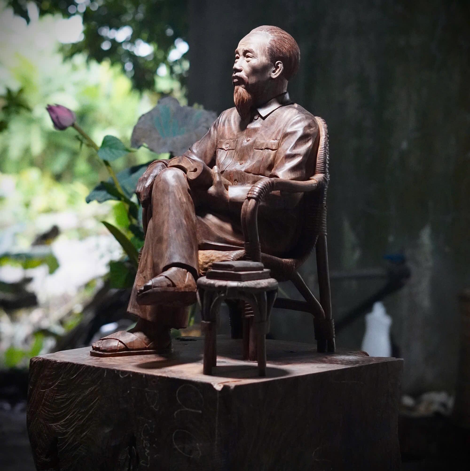 Tượng Bác Hồ ngồi ghế mây - Gỗ Trắc