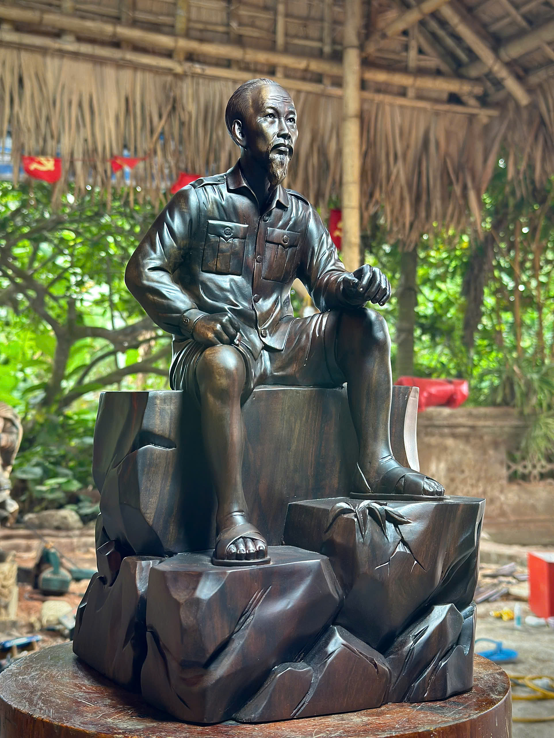 Tượng Bác Hồ tại mặt trận Đông Khê năm 1950