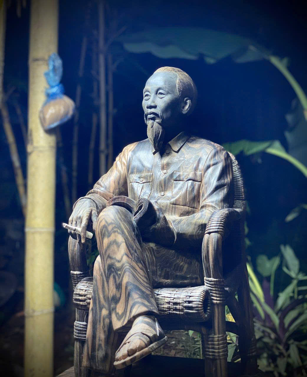 Tượng Bác Hồ ngồi ghế mây