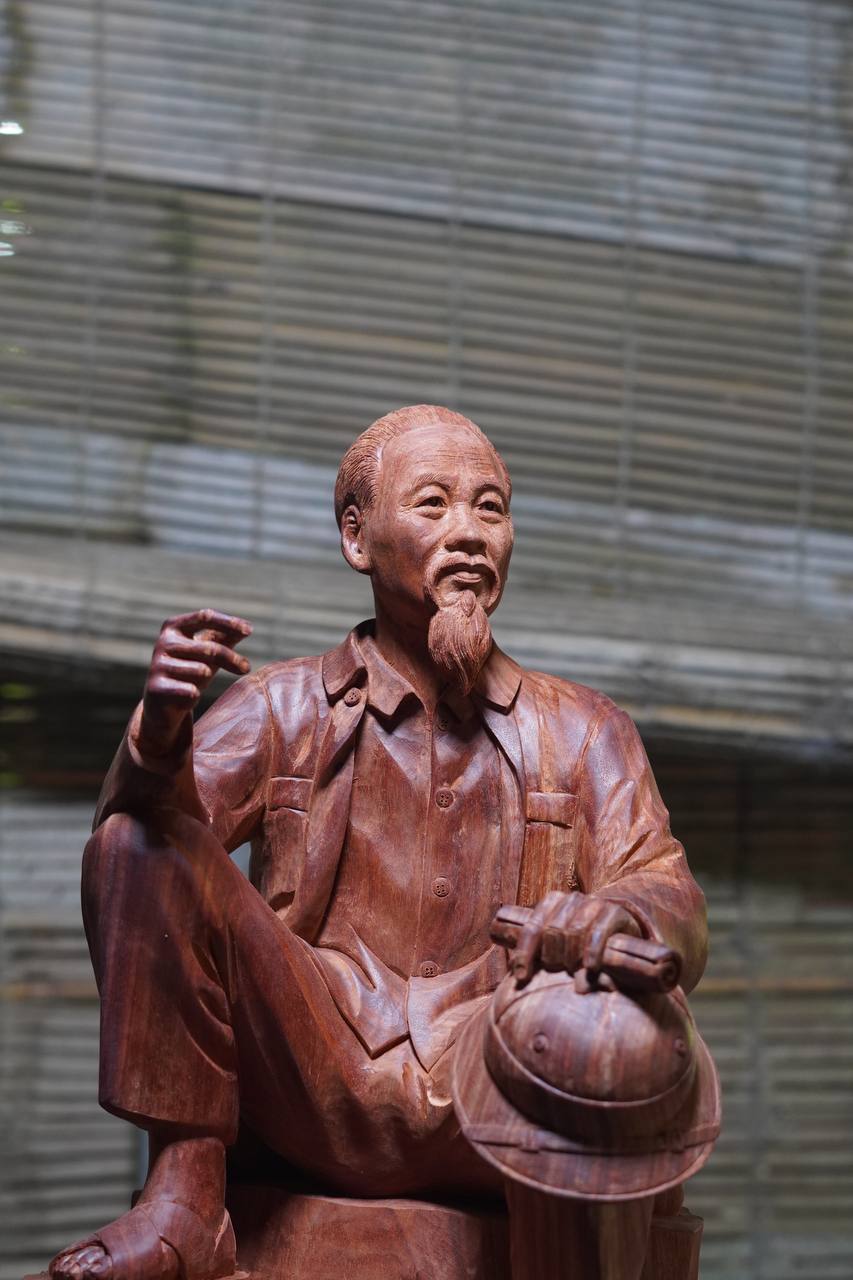 Tượng Bác Hồ ngồi Phiến Đá