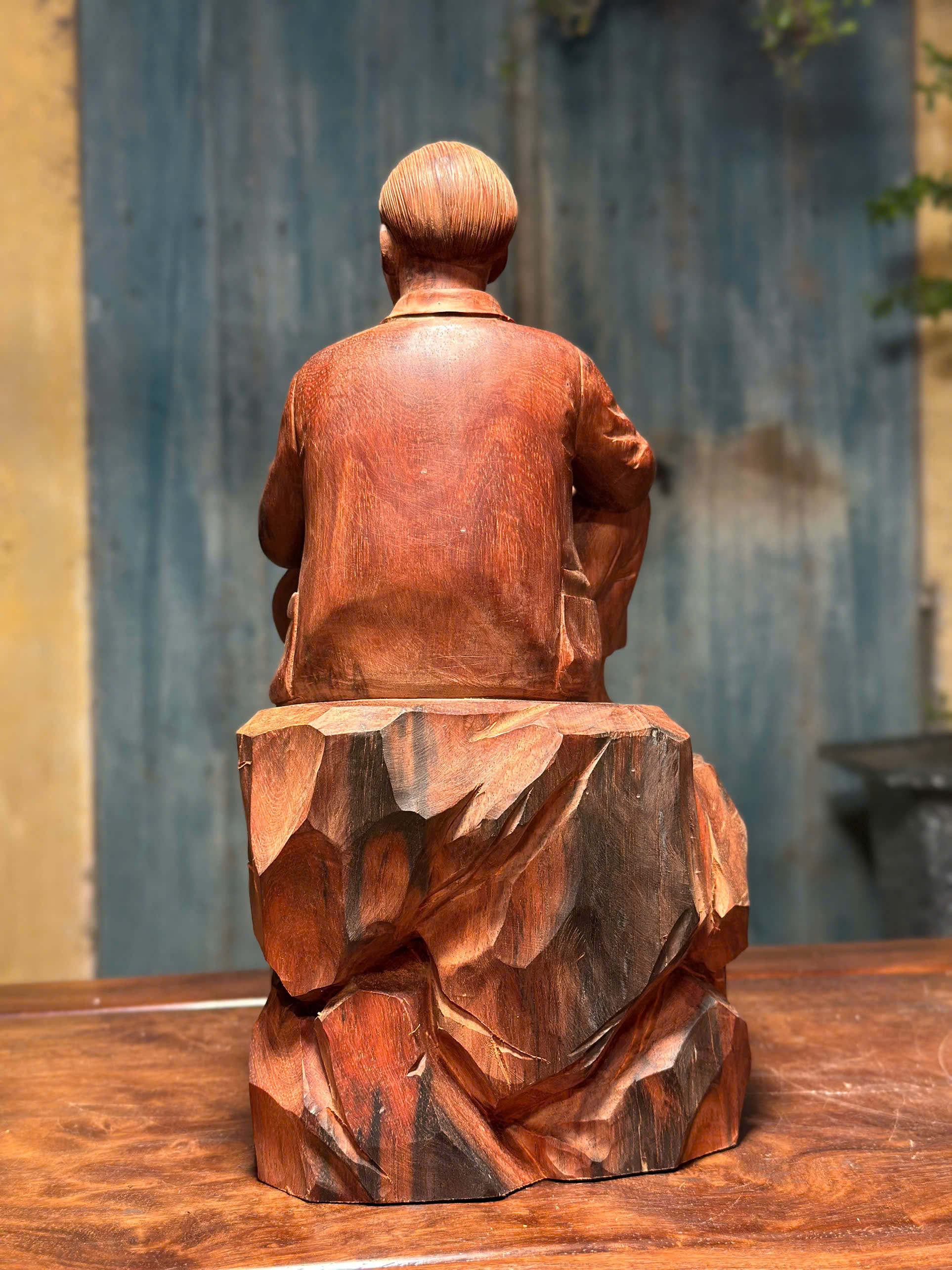 Tượng Bác Hồ ngồi phiến đá mini nhỏ phù hợp để bàn