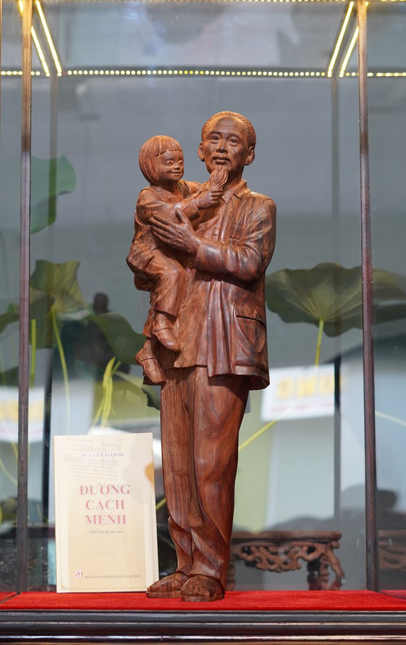 Tượng Bác Hồ & Thiếu Nhi