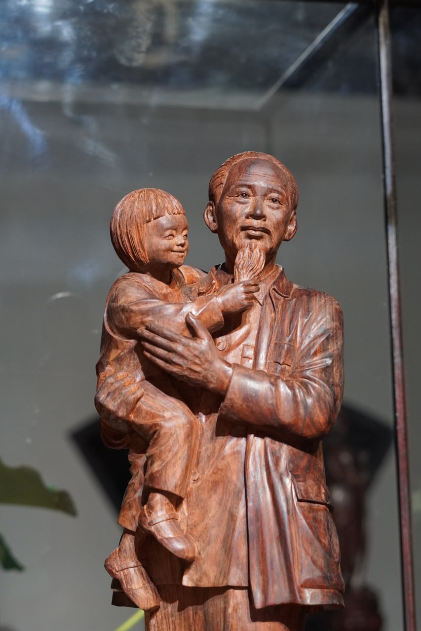 Tượng Bác Hồ & Thiếu Nhi