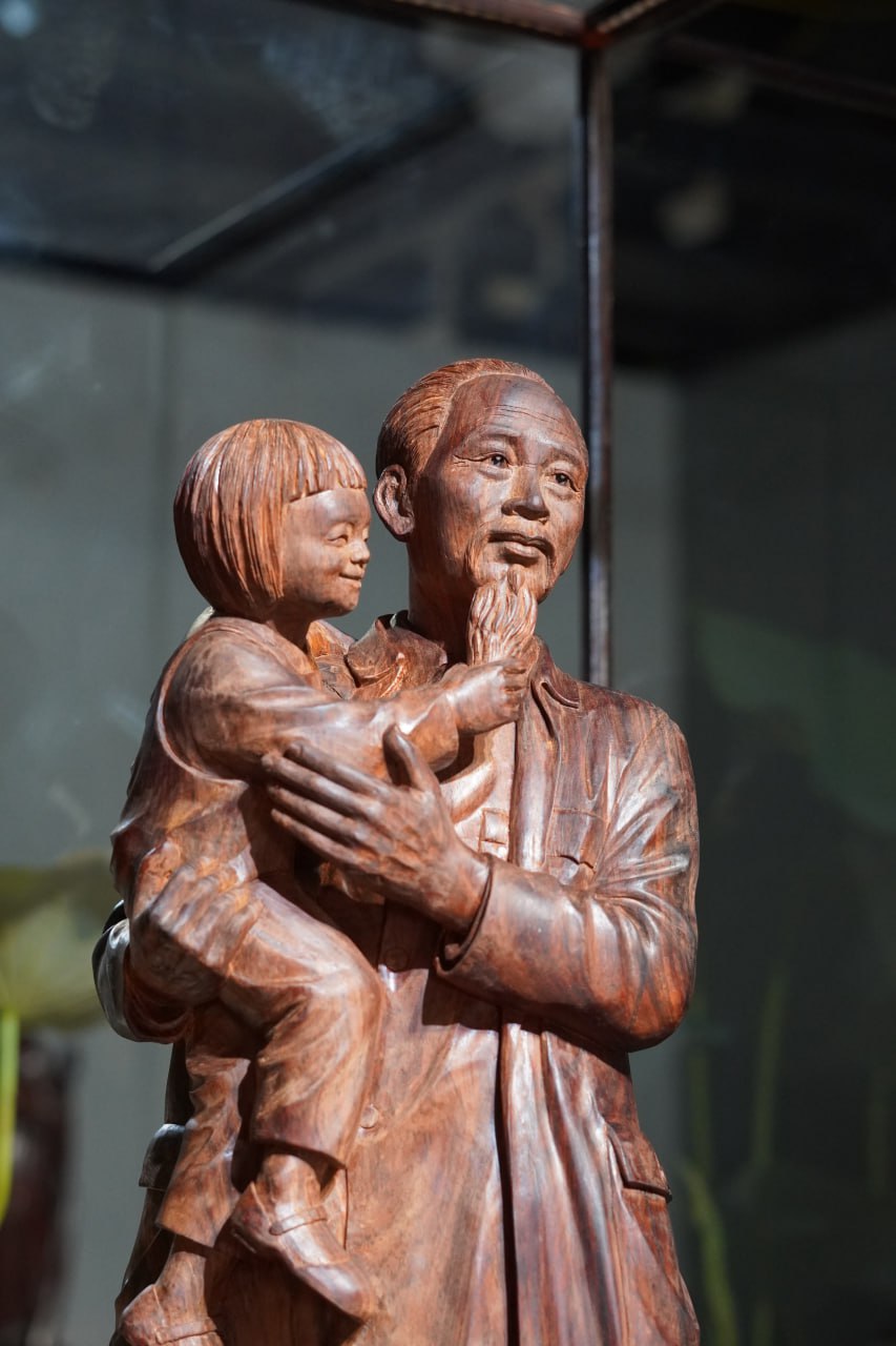 Tượng Bác Hồ & Thiếu Nhi