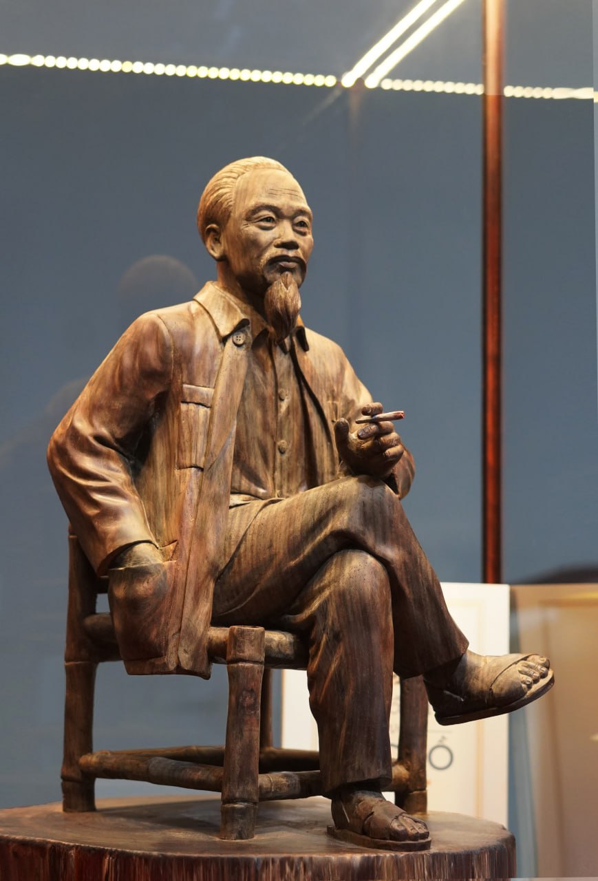 Tượng Bác Hồ ngồi ghế tre