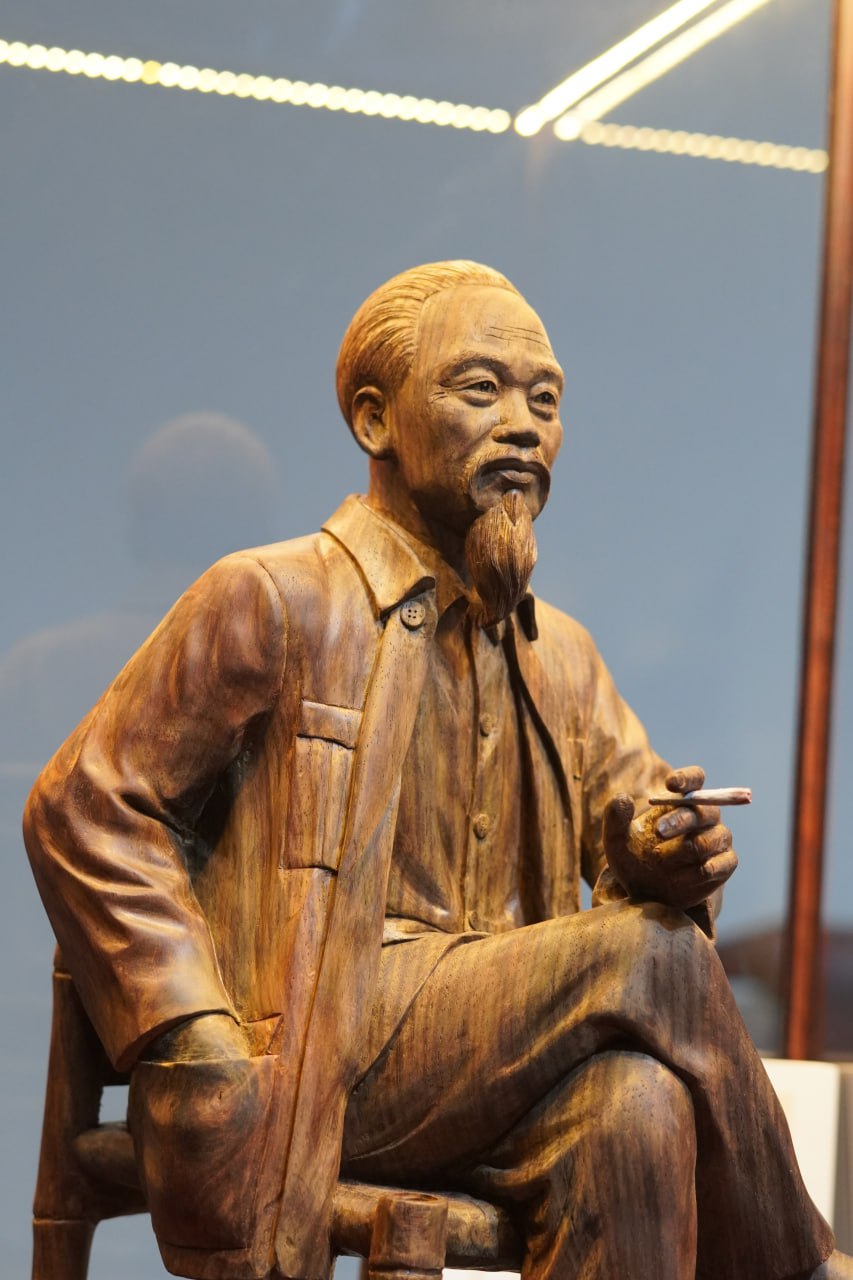 Tượng Bác Hồ ngồi ghế tre