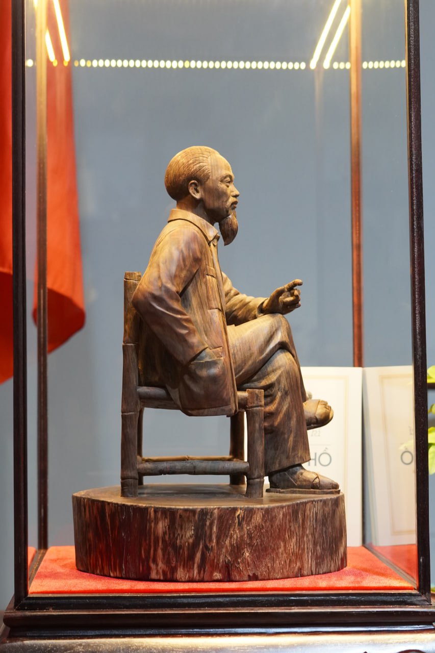 Tượng Bác Hồ ngồi ghế tre
