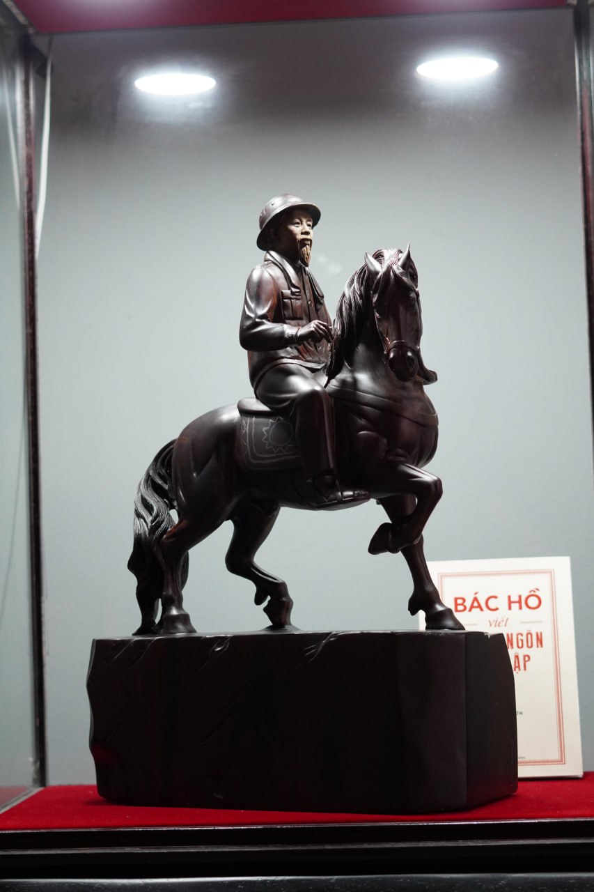 Tượng Bác Hồ cưỡi Ngựa