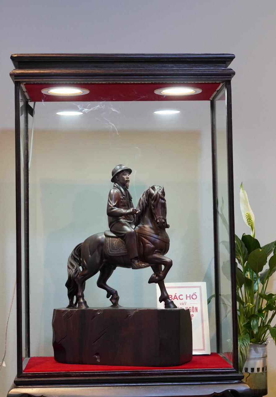Tượng Bác Hồ cưỡi Ngựa