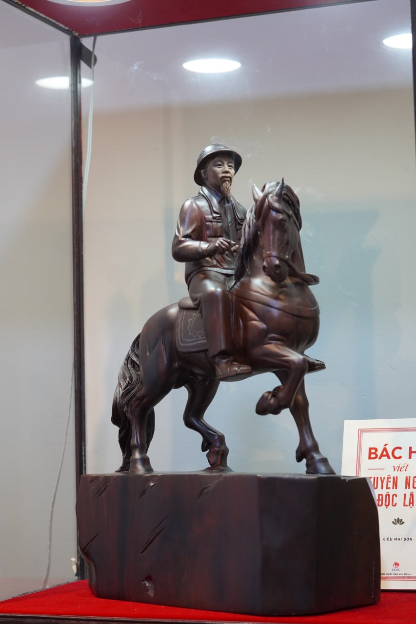 Tượng Bác Hồ cưỡi Ngựa