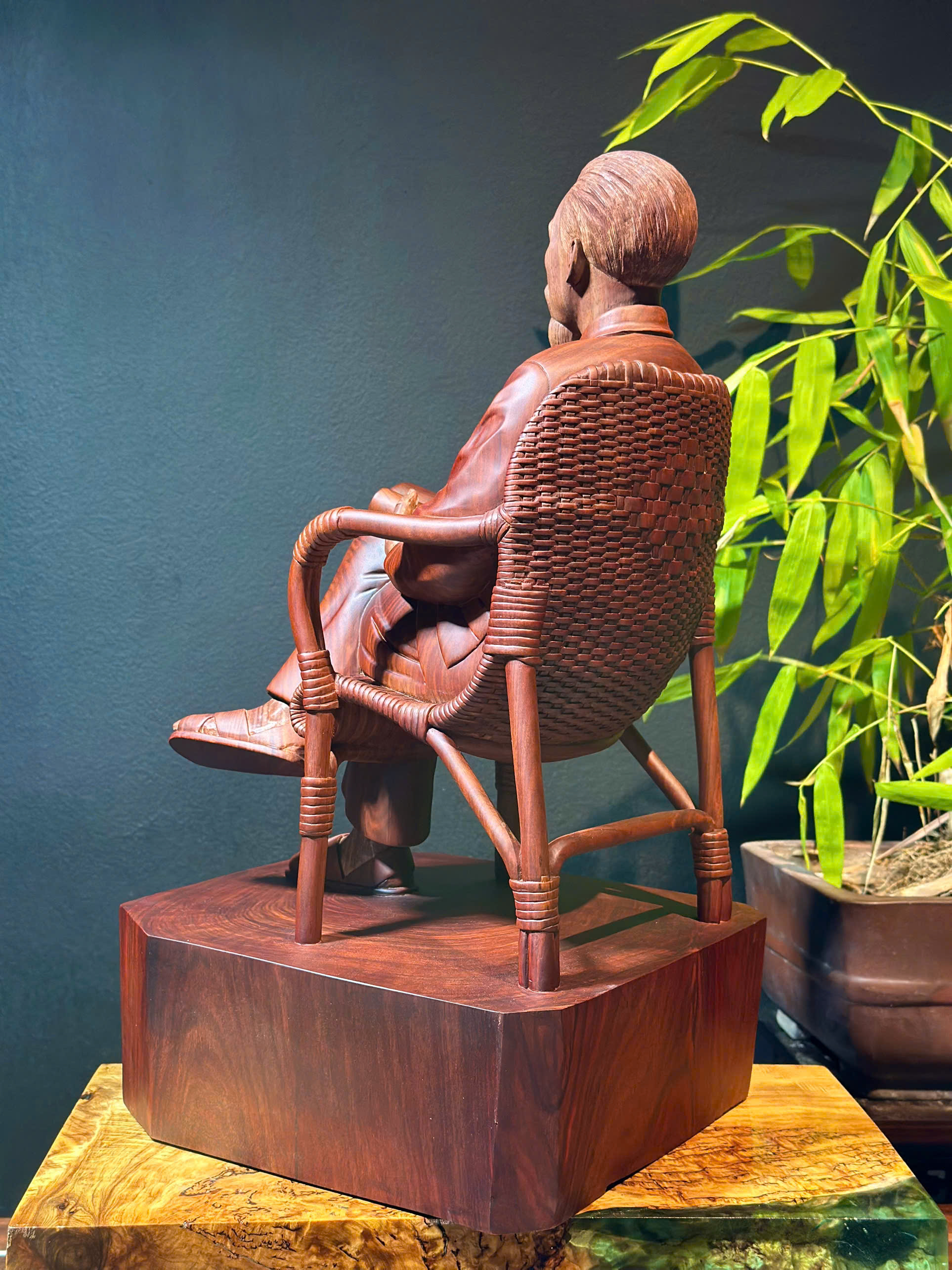 Tượng Bác Hồ ngồi ghế mây