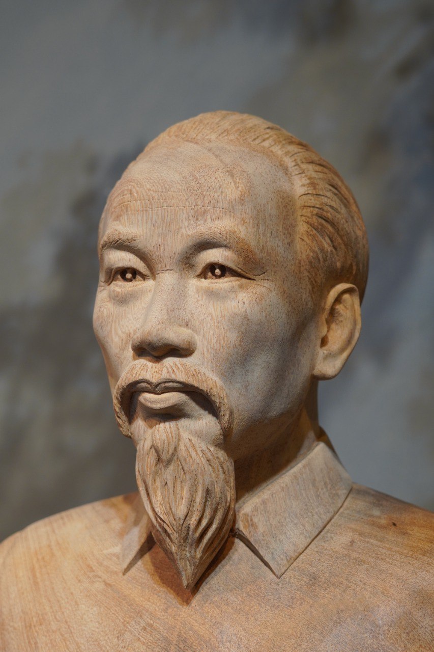 Tượng Bác Hồ bán thân - Truyền thần