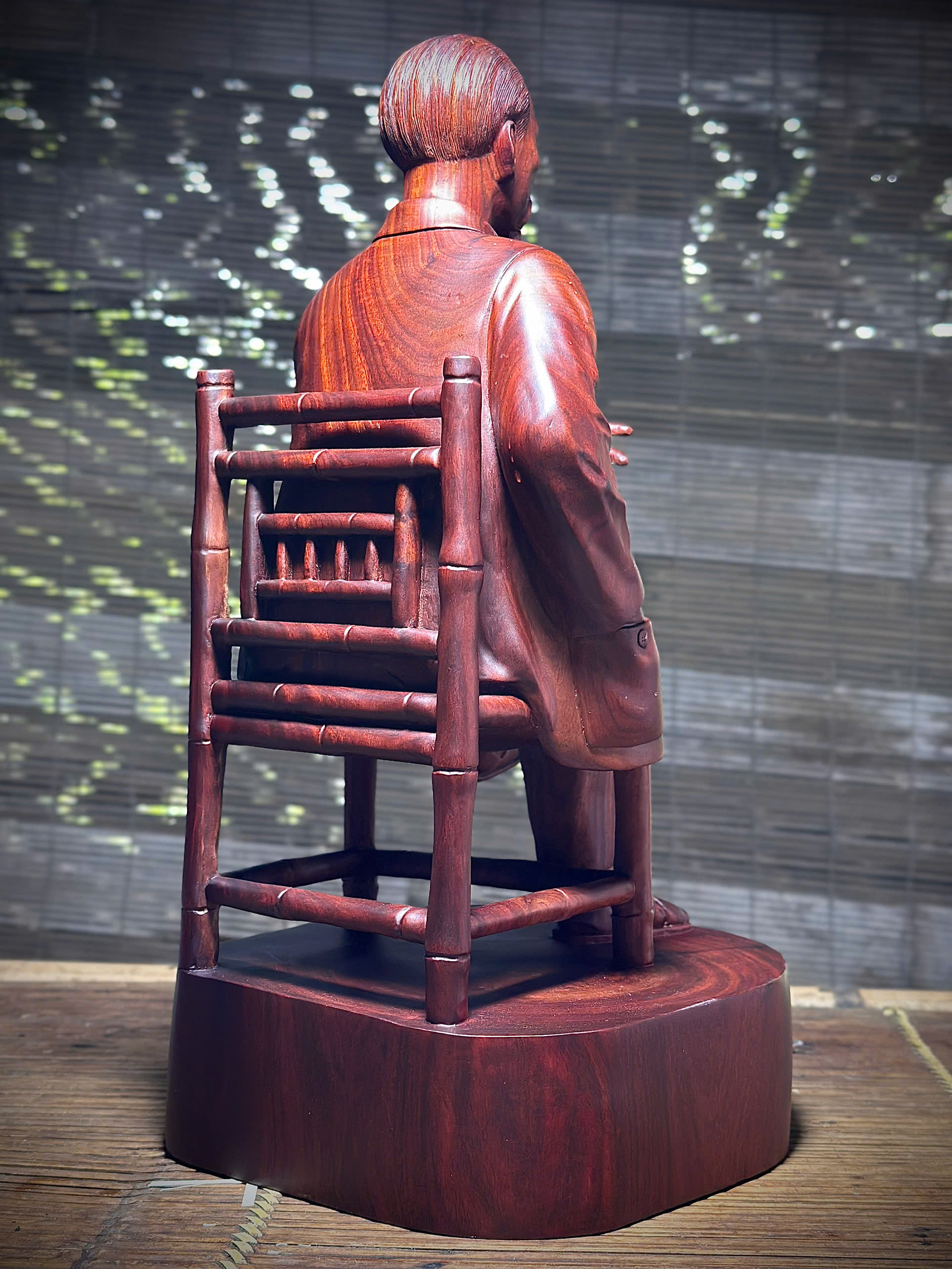 Tượng Bác Hồ ngồi ghế tre