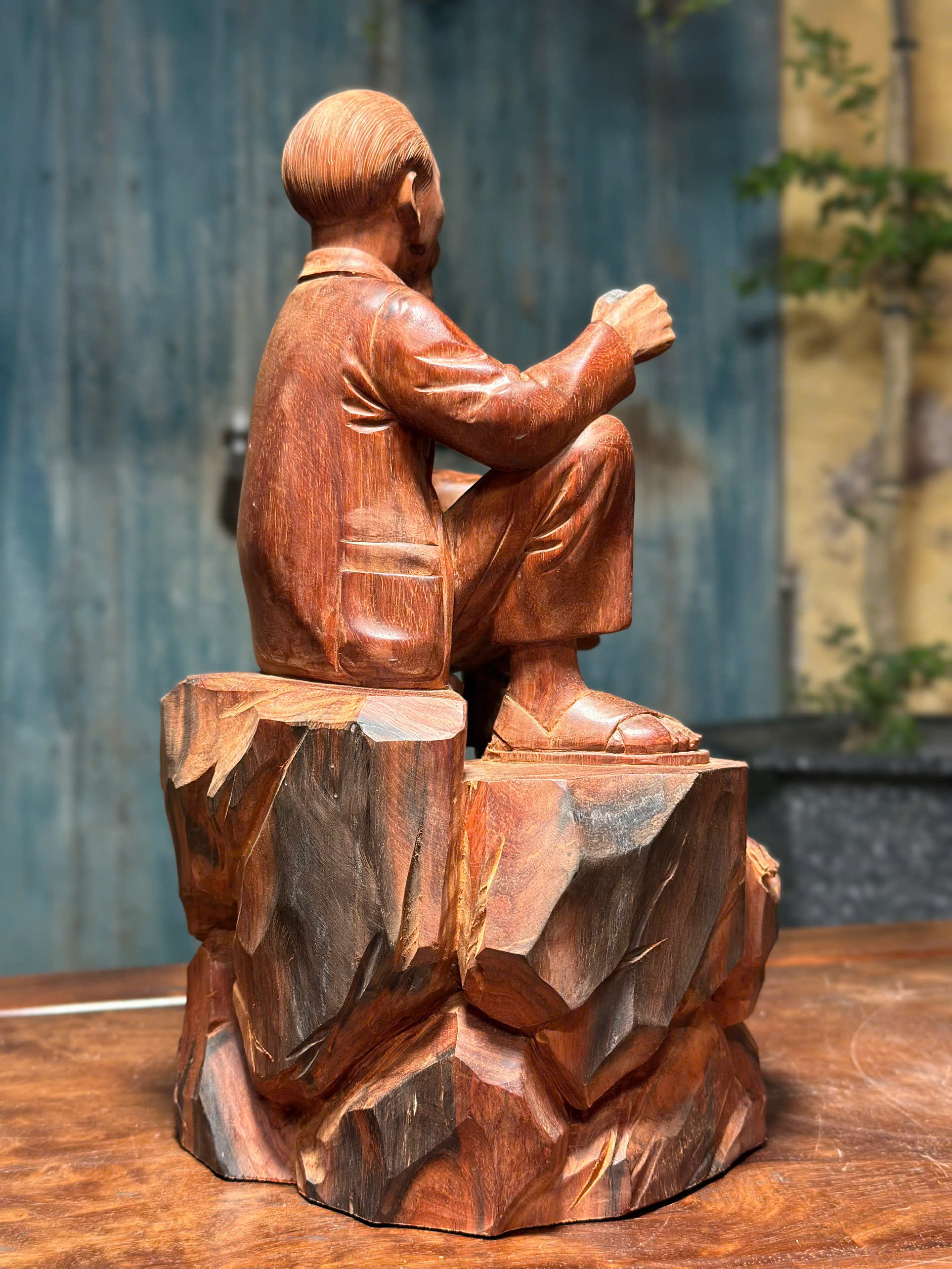 Tượng Bác Hồ ngồi phiến đá mini nhỏ phù hợp để bàn