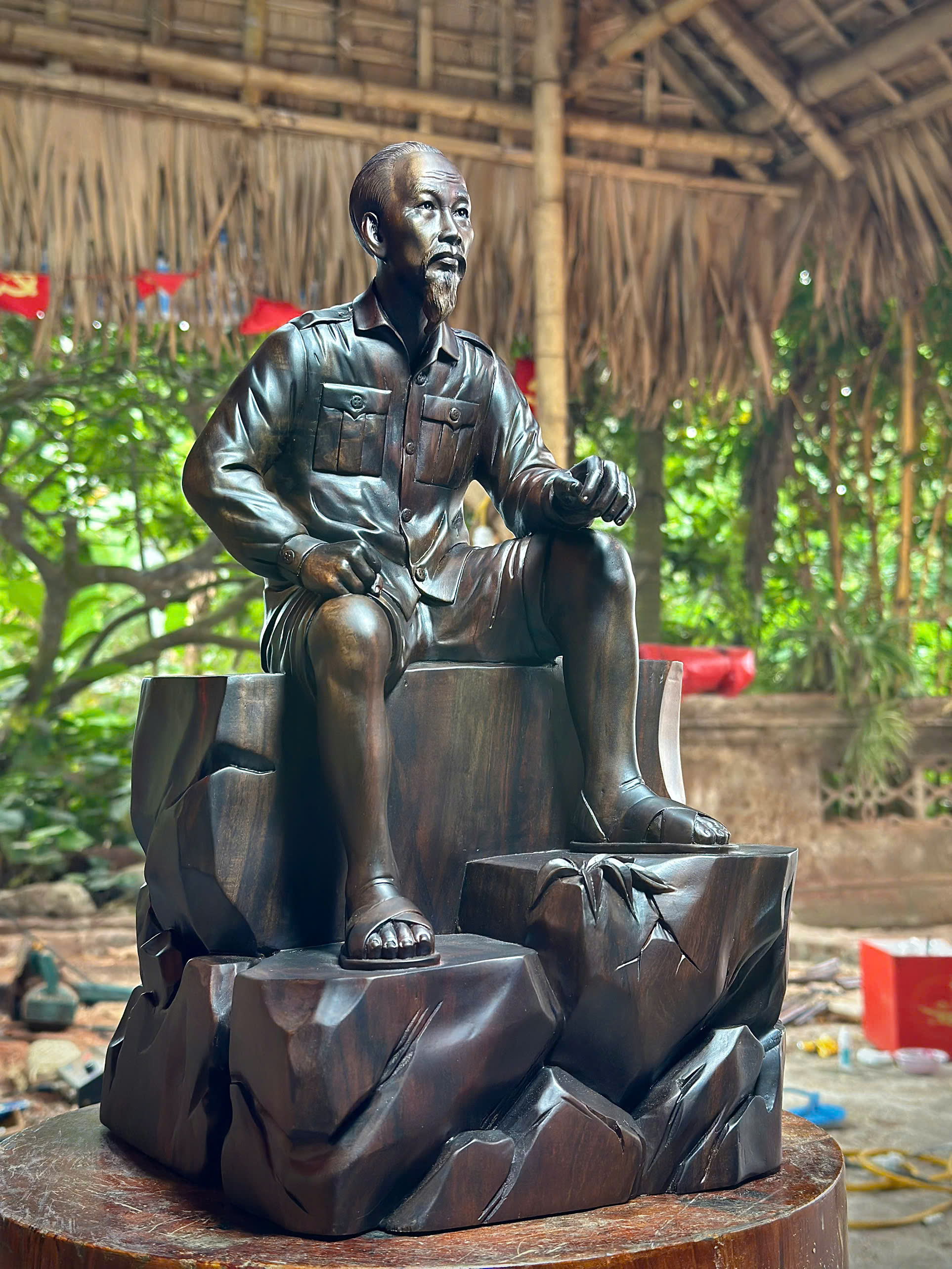 Tượng Bác Hồ tại mặt trận Đông Khê năm 1950