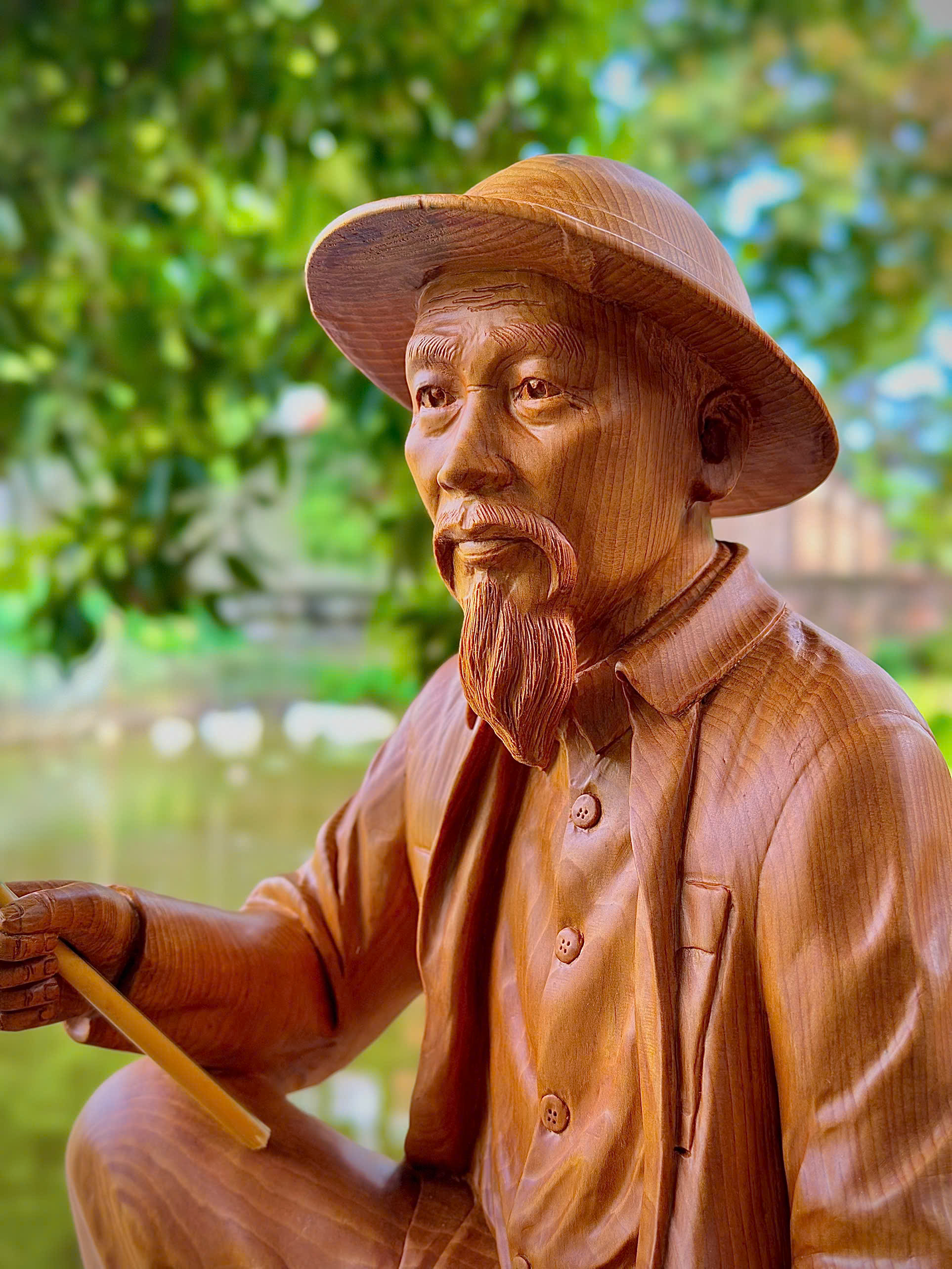 Tượng Bác Hồ ngồi câu cá