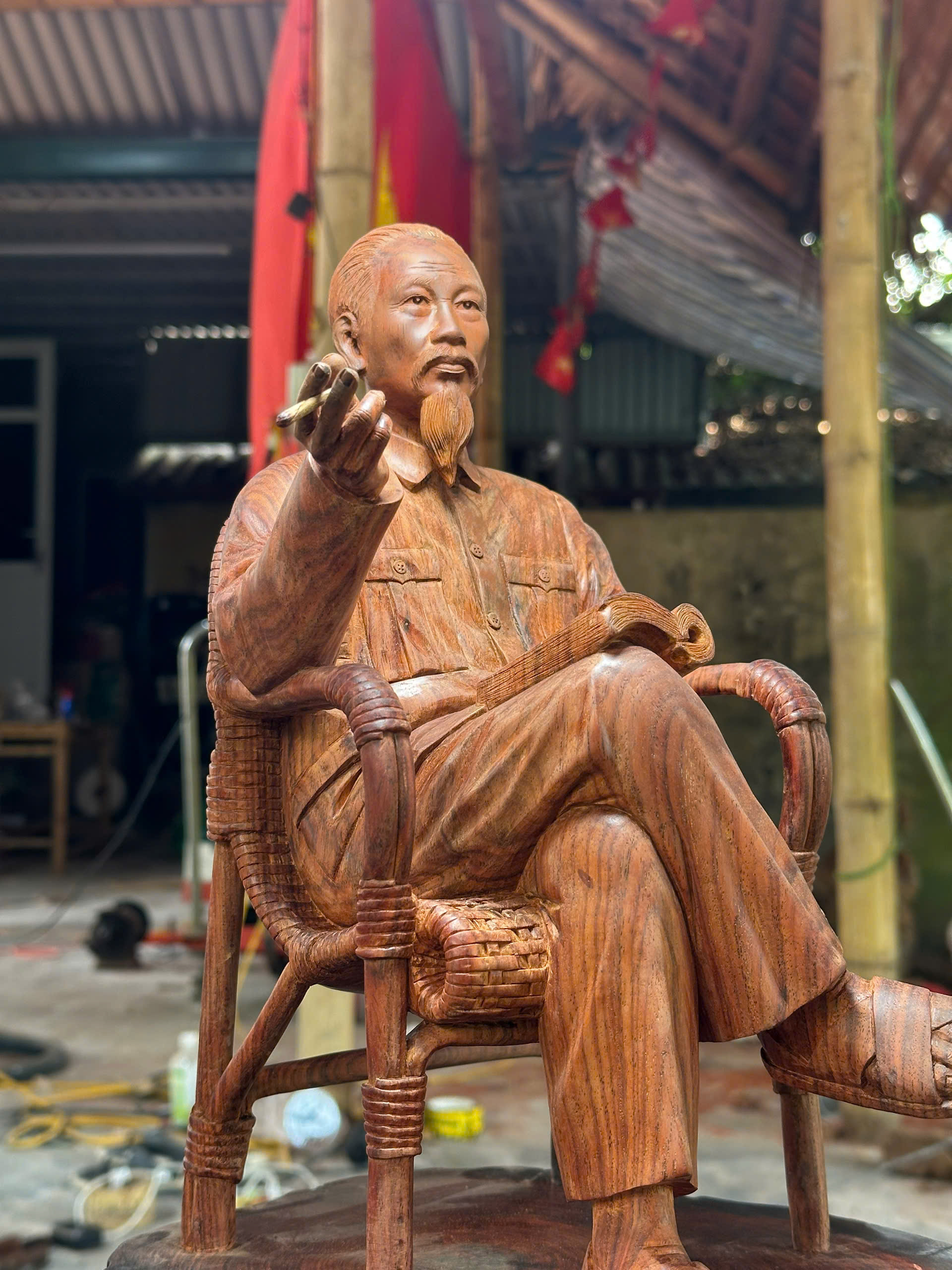 Tượng Bác Hồ ngồi ghế mây gỗ trắc