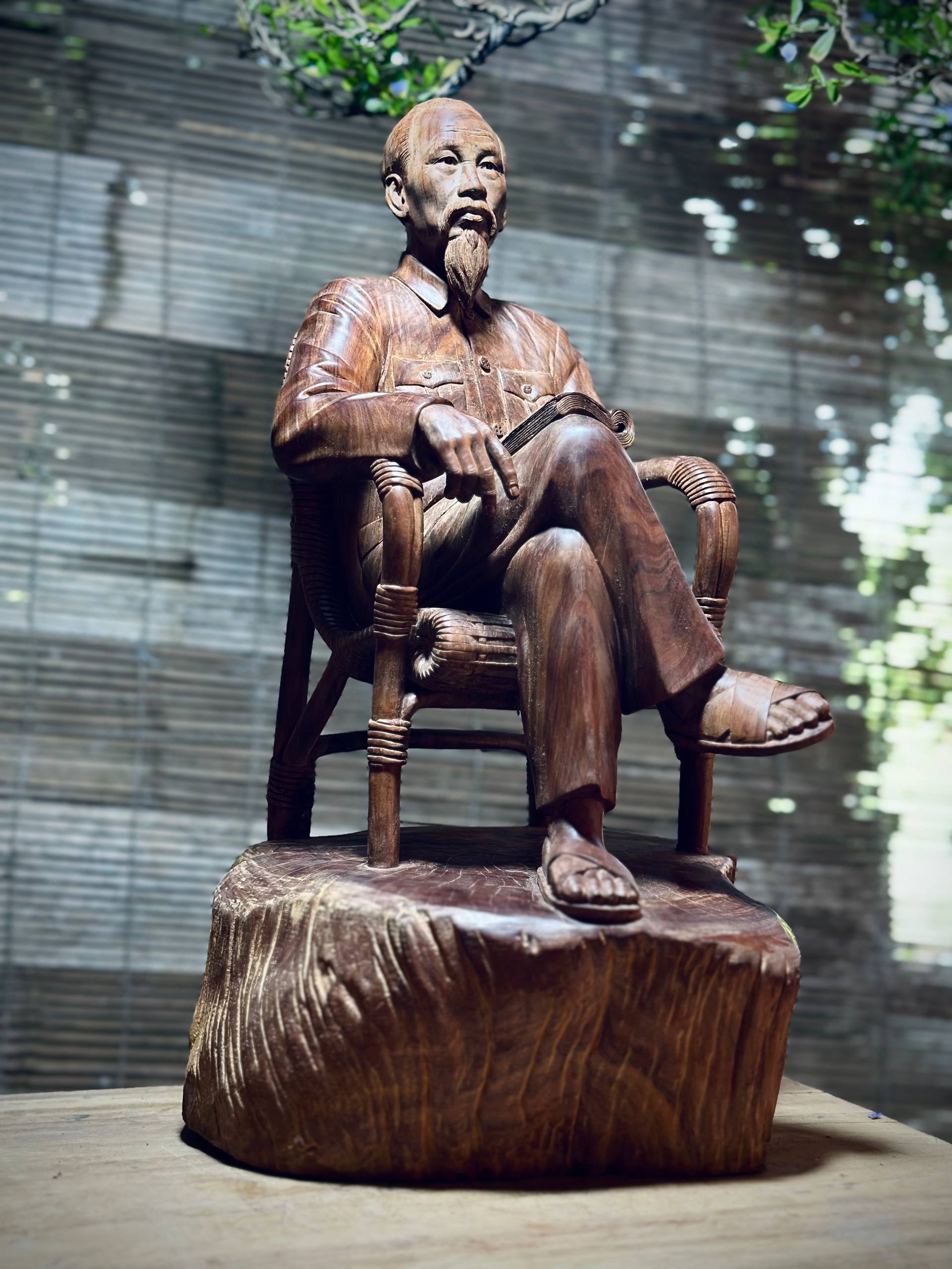 Tượng Bác Hồ ngồi ghế mây