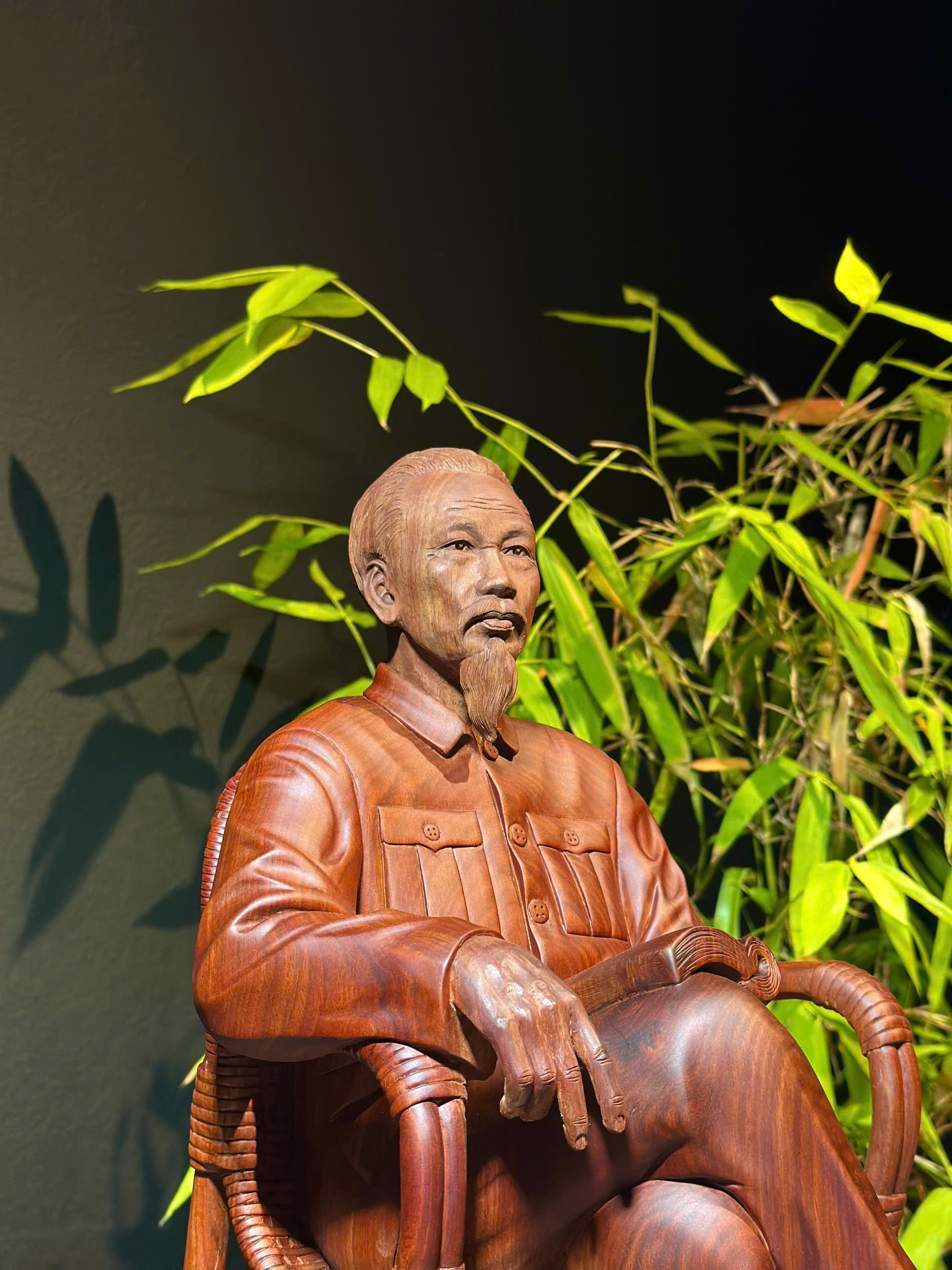 Tượng Bác Hồ ngồi ghế mây