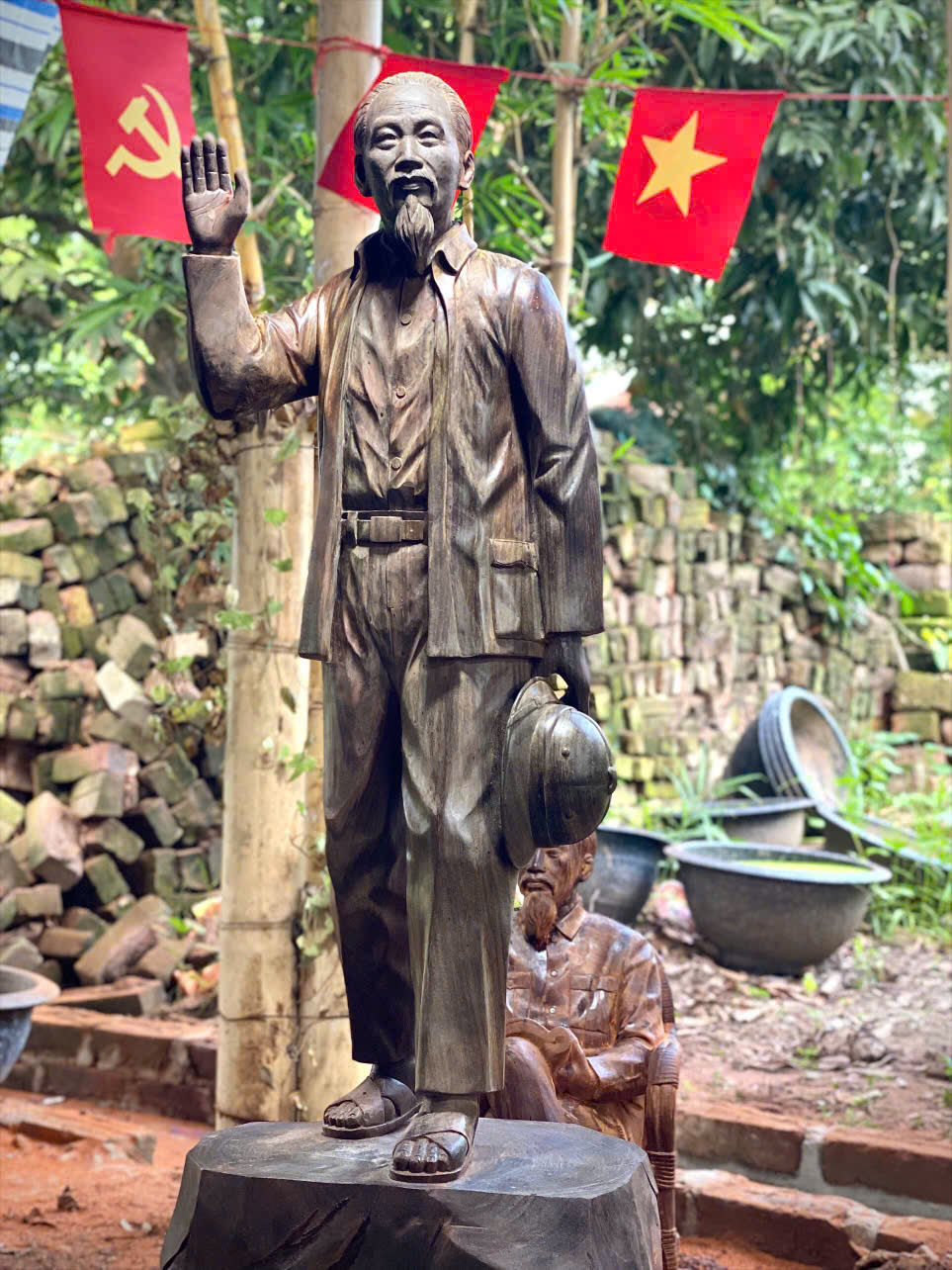 Tượng Bác Hồ vẫy tay chào đồng bào