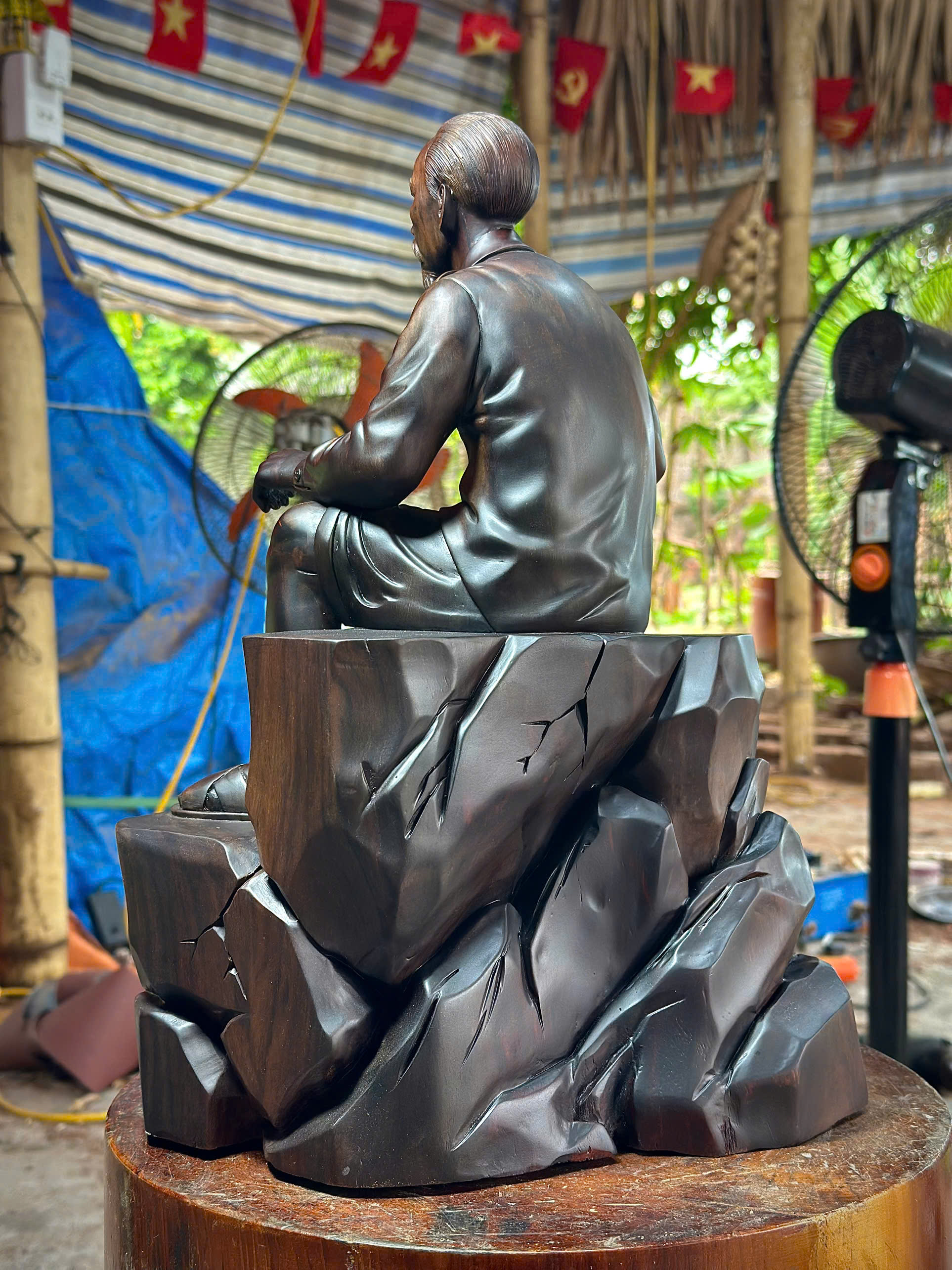 Tượng Bác Hồ tại mặt trận Đông Khê năm 1950