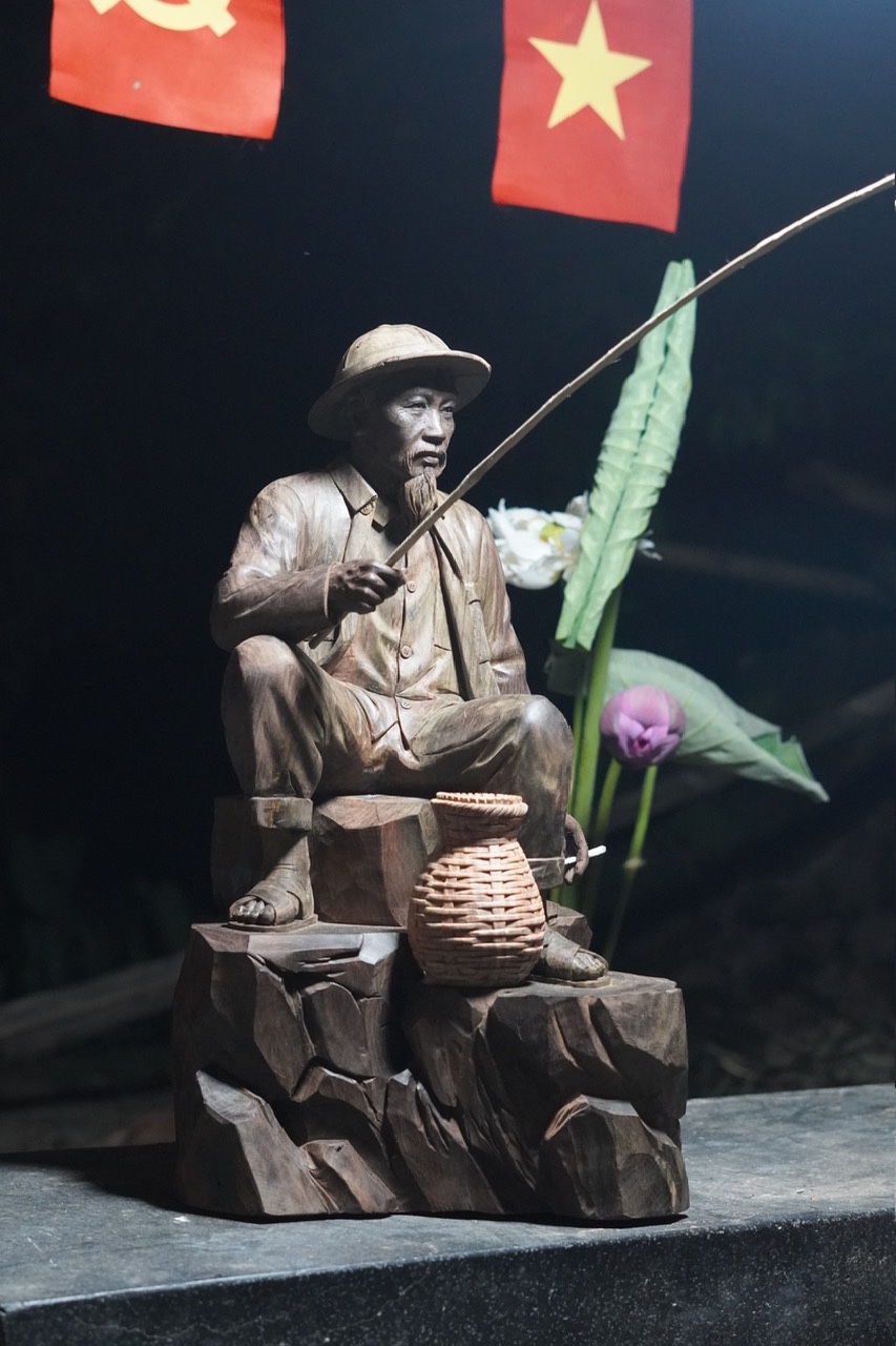 Tượng Bác Hồ ngồi câu cá Gỗ Trắc