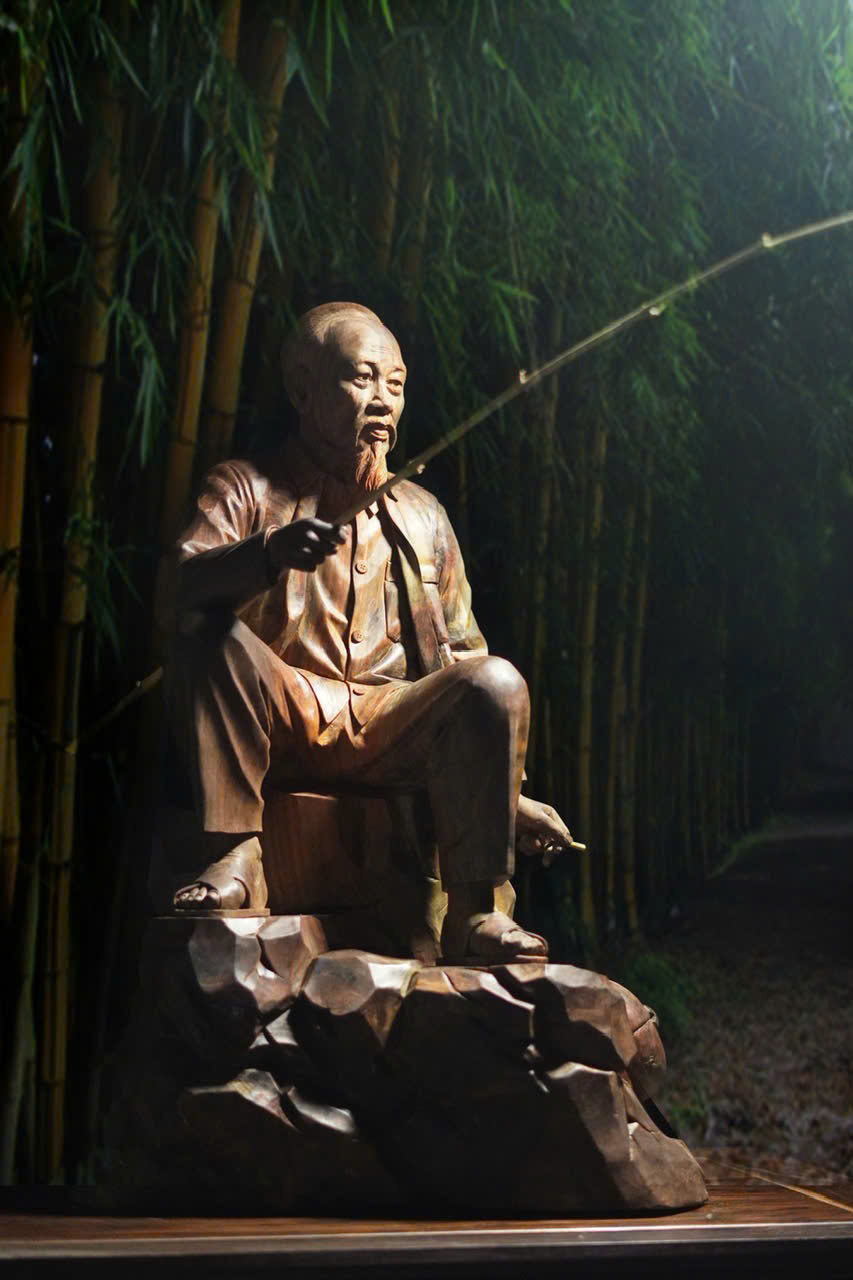 Tượng Bác Hồ ngồi câu cá