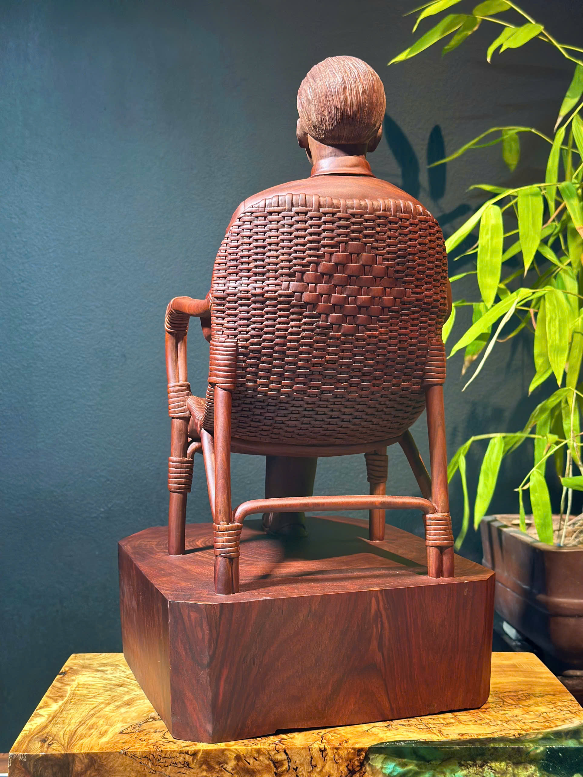 Tượng Bác Hồ ngồi ghế mây