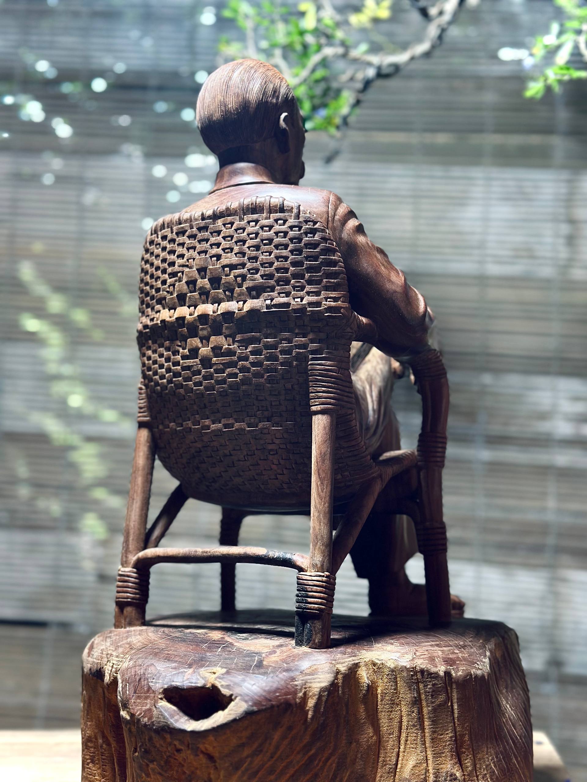 Tượng Bác Hồ ngồi ghế mây