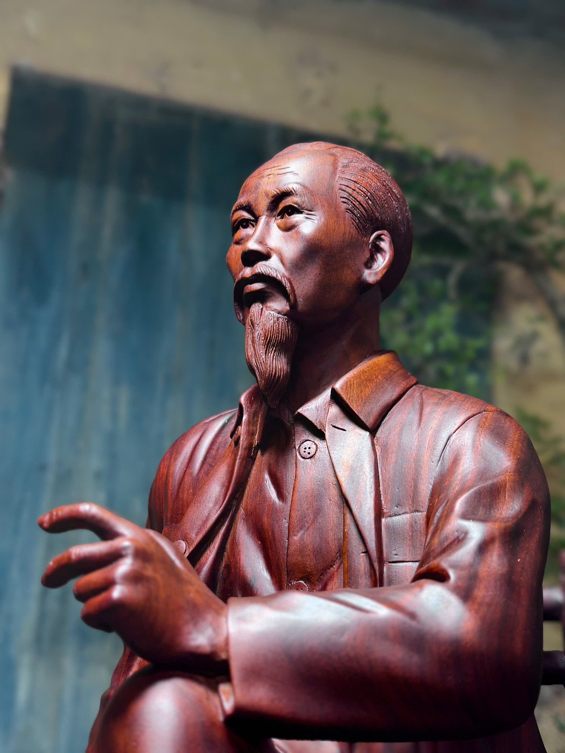 Tượng Bác Hồ ngồi ghế tre