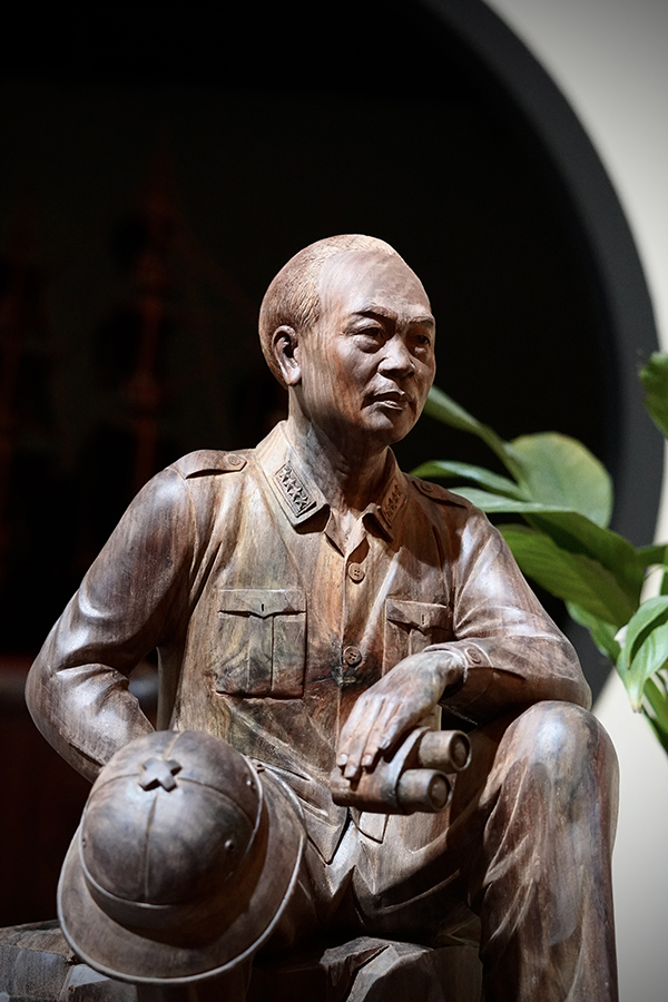 Tượng Đại Tướng Võ Nguyên Giáp