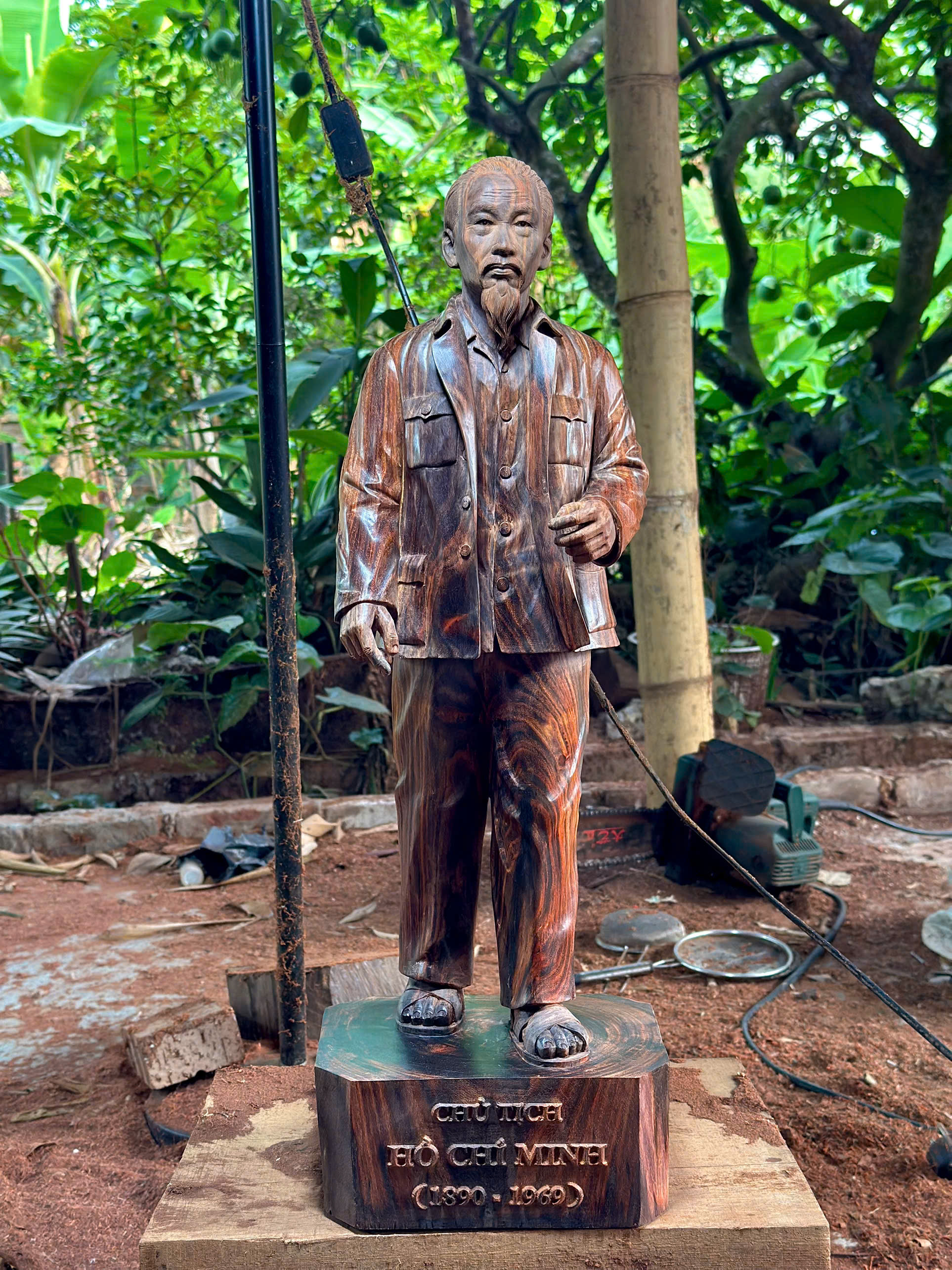Tượng Bác Hồ Về Thăm Quê