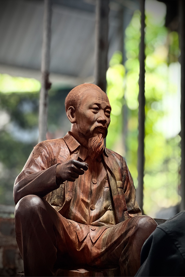 Tượng Bác Hồ Câu Cá
