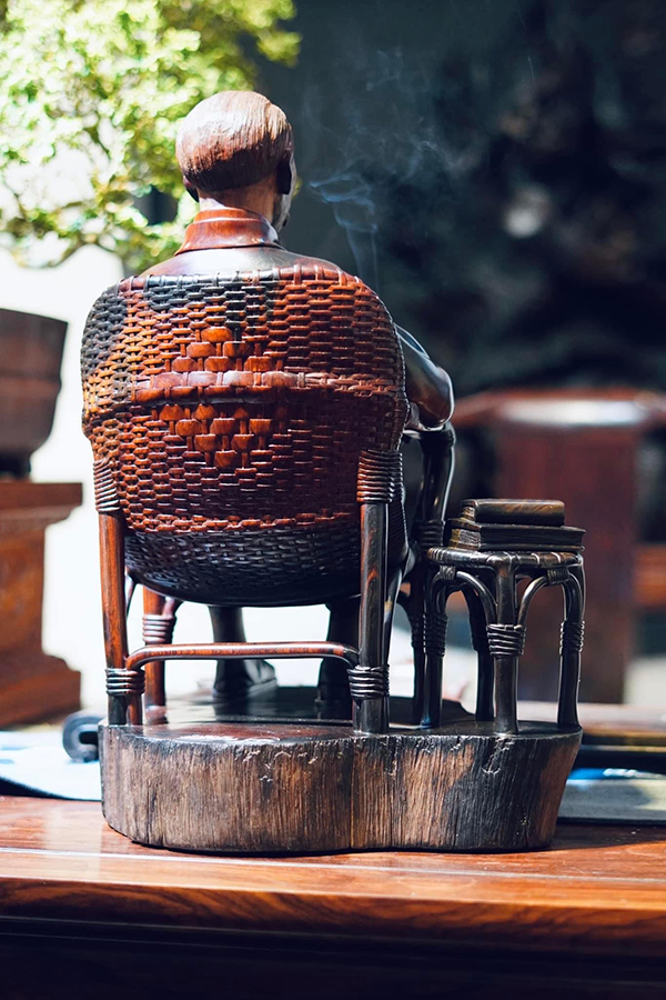 BÁC HỒ NGỒI GHẾ MÂY