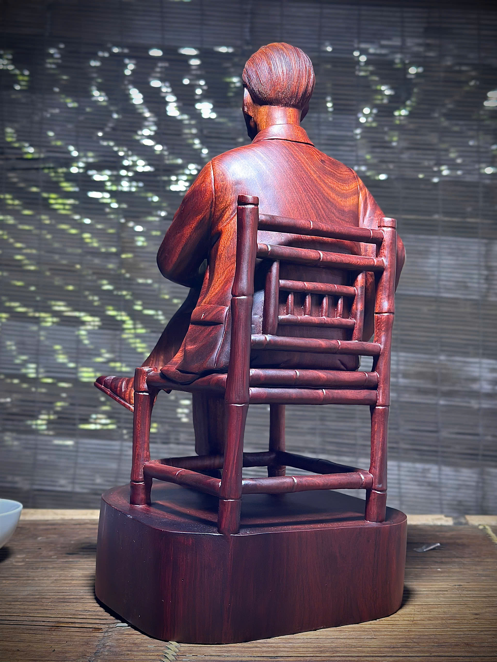 Tượng Bác Hồ ngồi ghế tre