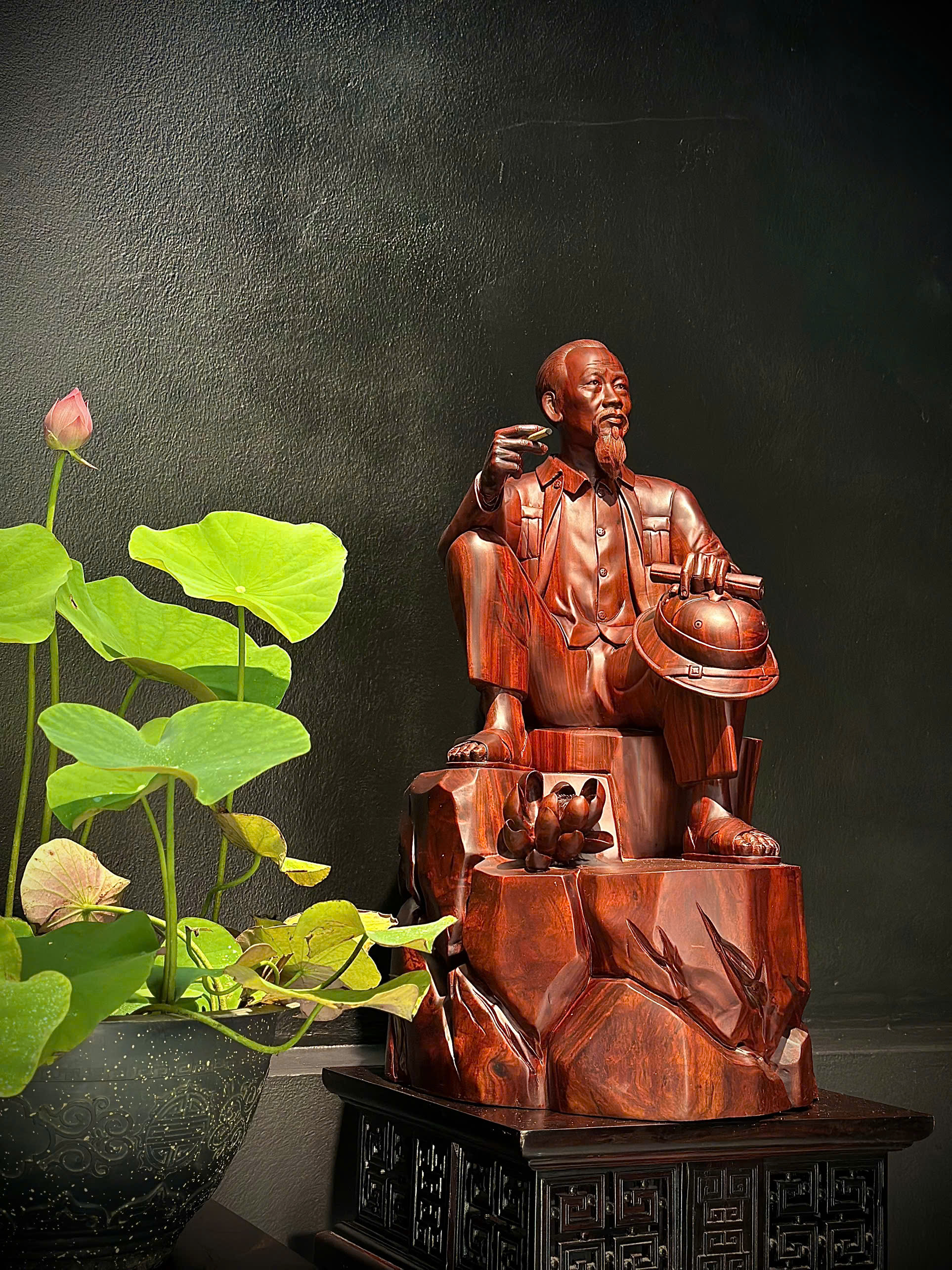 Tượng Bác Hồ ngồi Phiến Đá