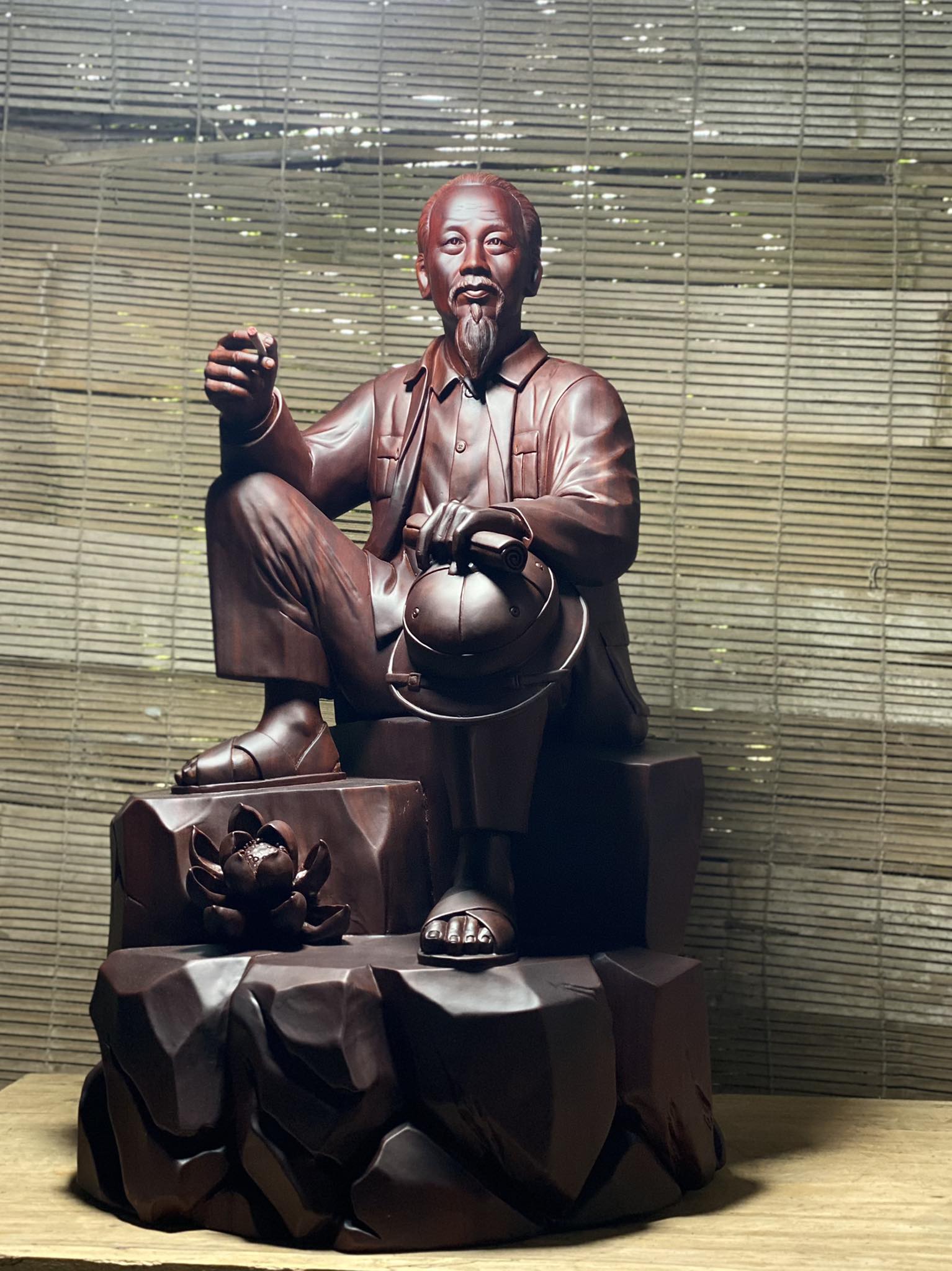 Tượng Bác ngồi phiến đá - Tử Đàn