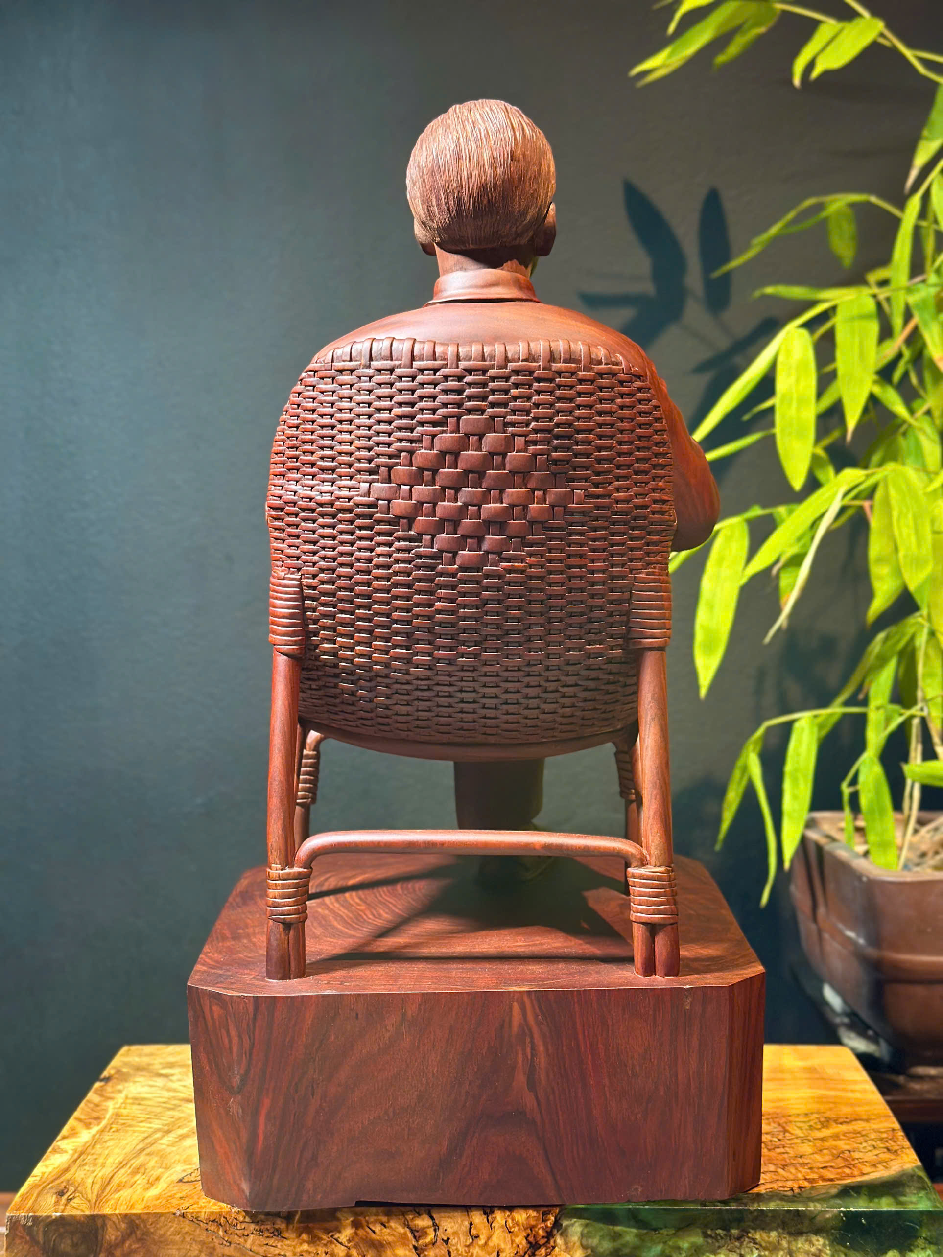 Tượng Bác Hồ ngồi ghế mây