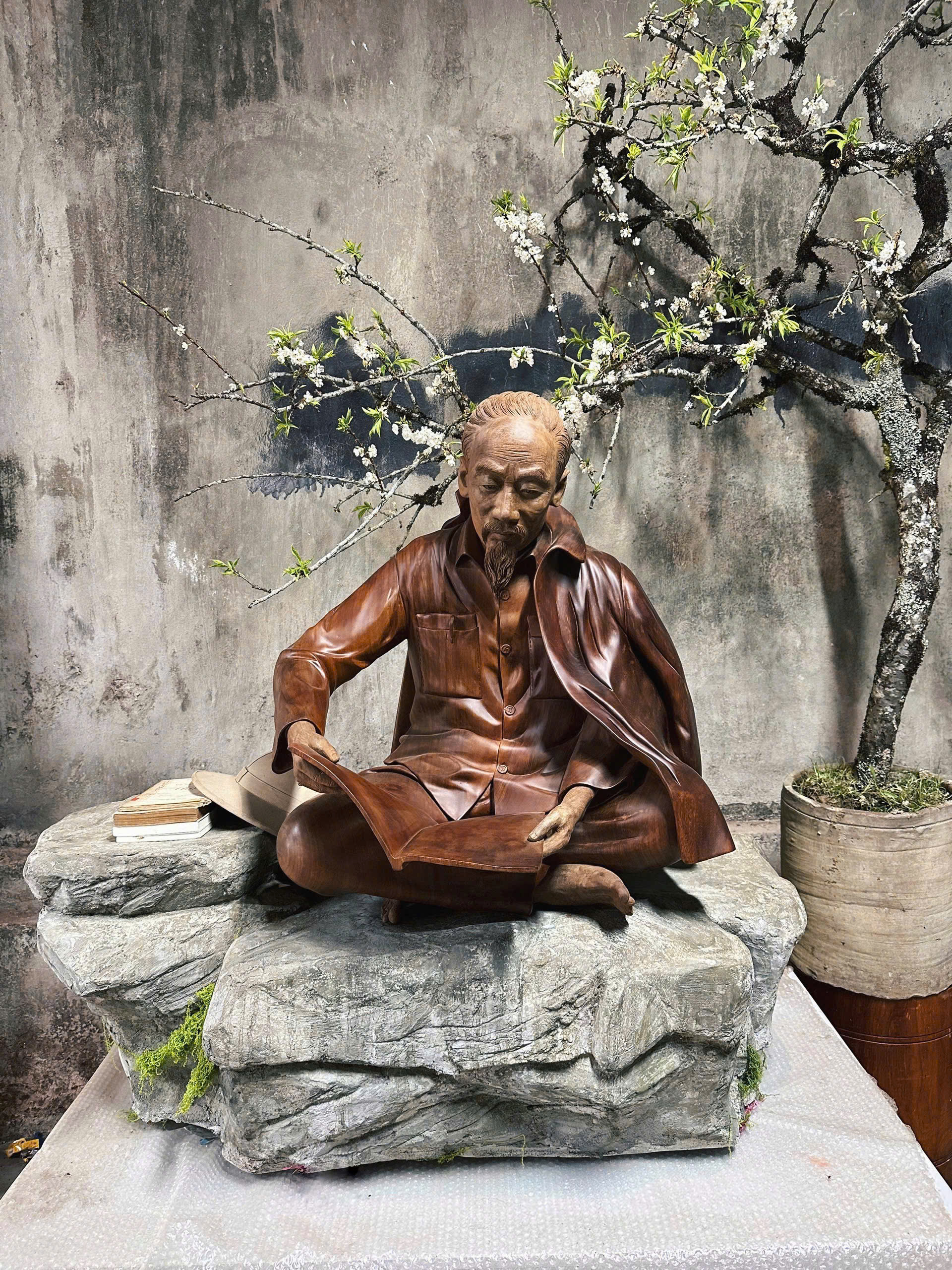 Tượng Bác Hồ ngồi đọc sách ở Pác-Bó